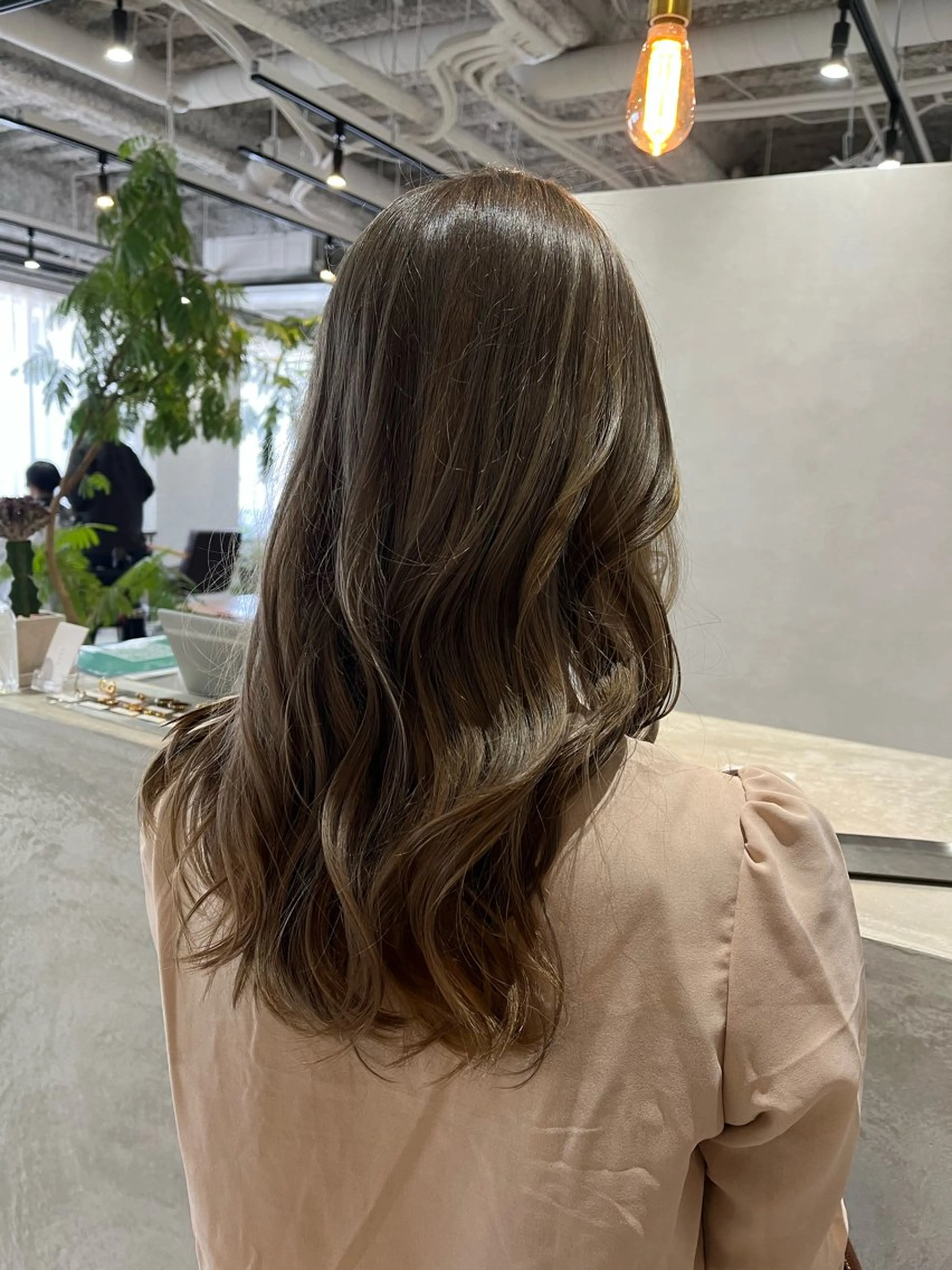 カラー ブリーチ グレージュ 佐藤 香苗のヘアスタイル