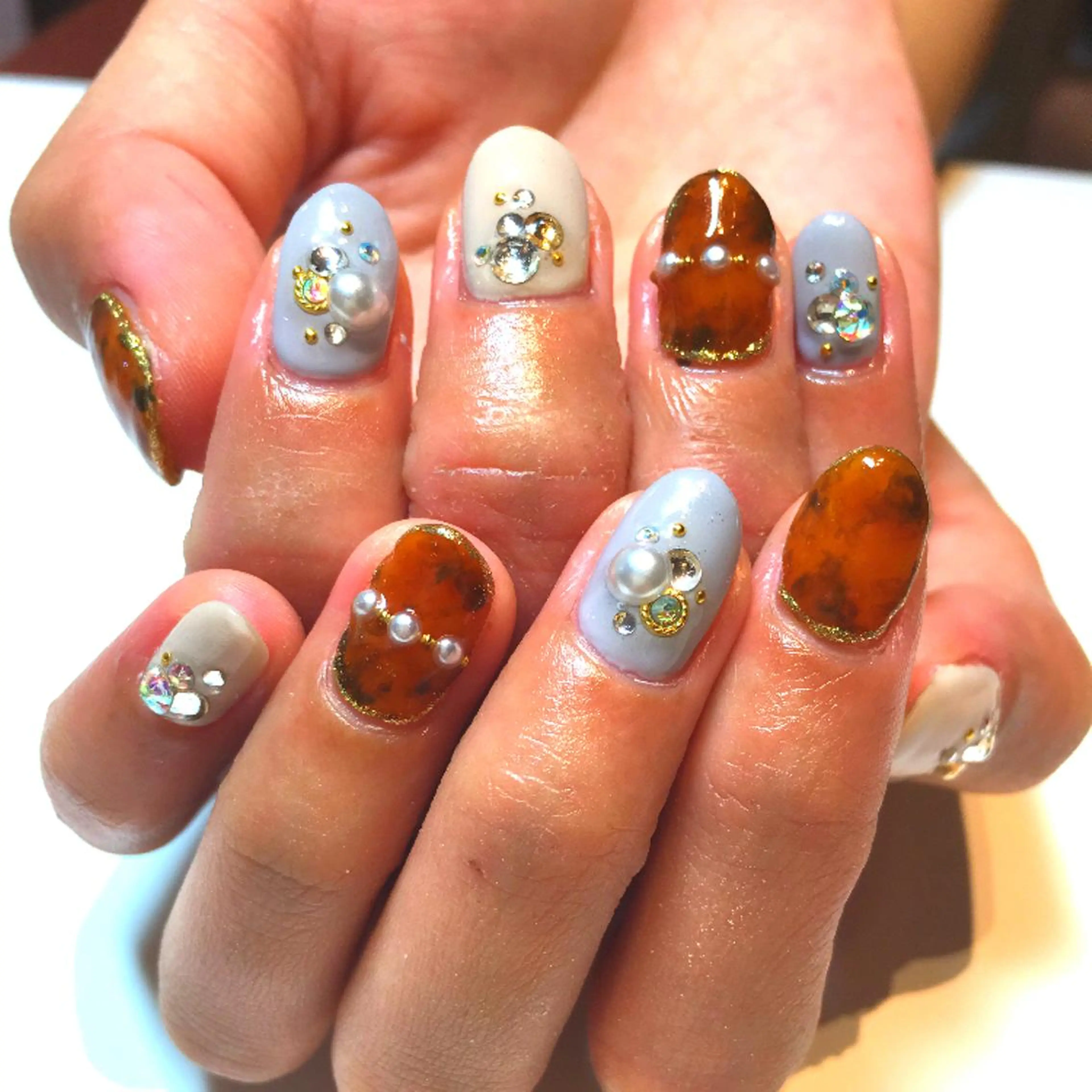 ネイル アートネイル べっ甲ネイル アンドルーチェ スクールの眉毛・アイブロウイメージ