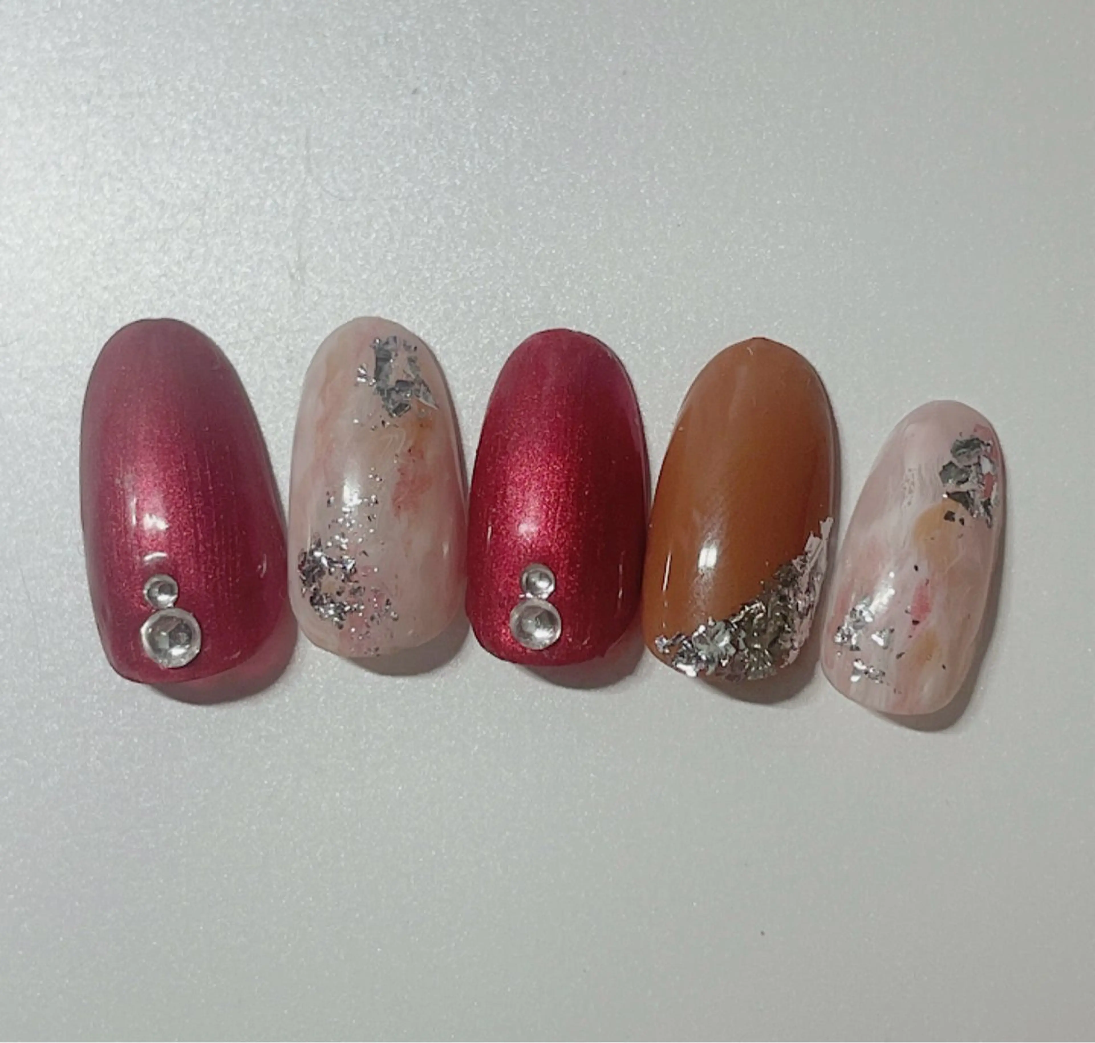 ネイル アートネイル ゴージャス キラキラネイル 赤色 冬ネイル Nakao Hitomiのネイルデザイン