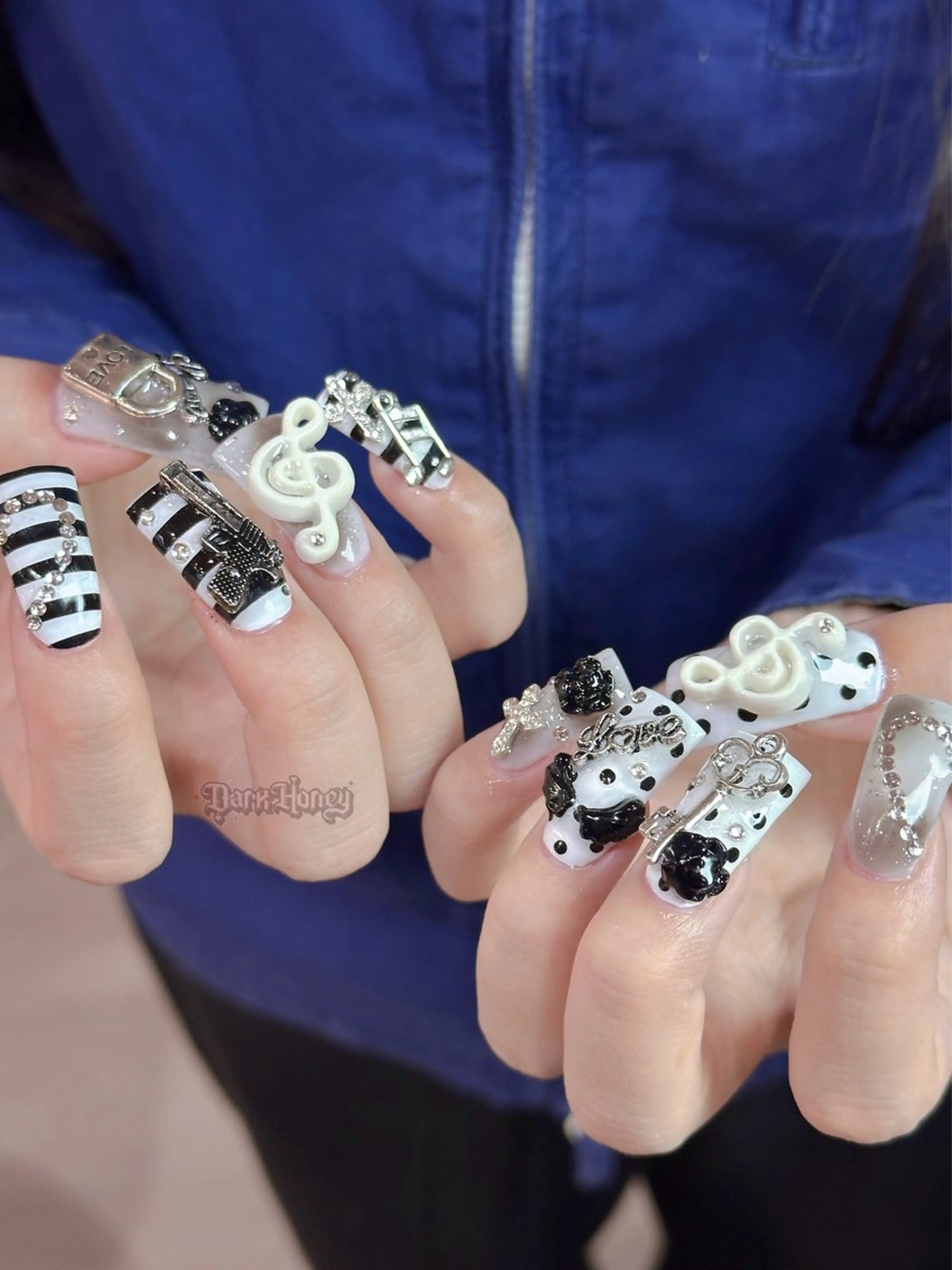 ネイル ハンドネイル Dark honey スカルプ専門原宿店のネイルデザイン
