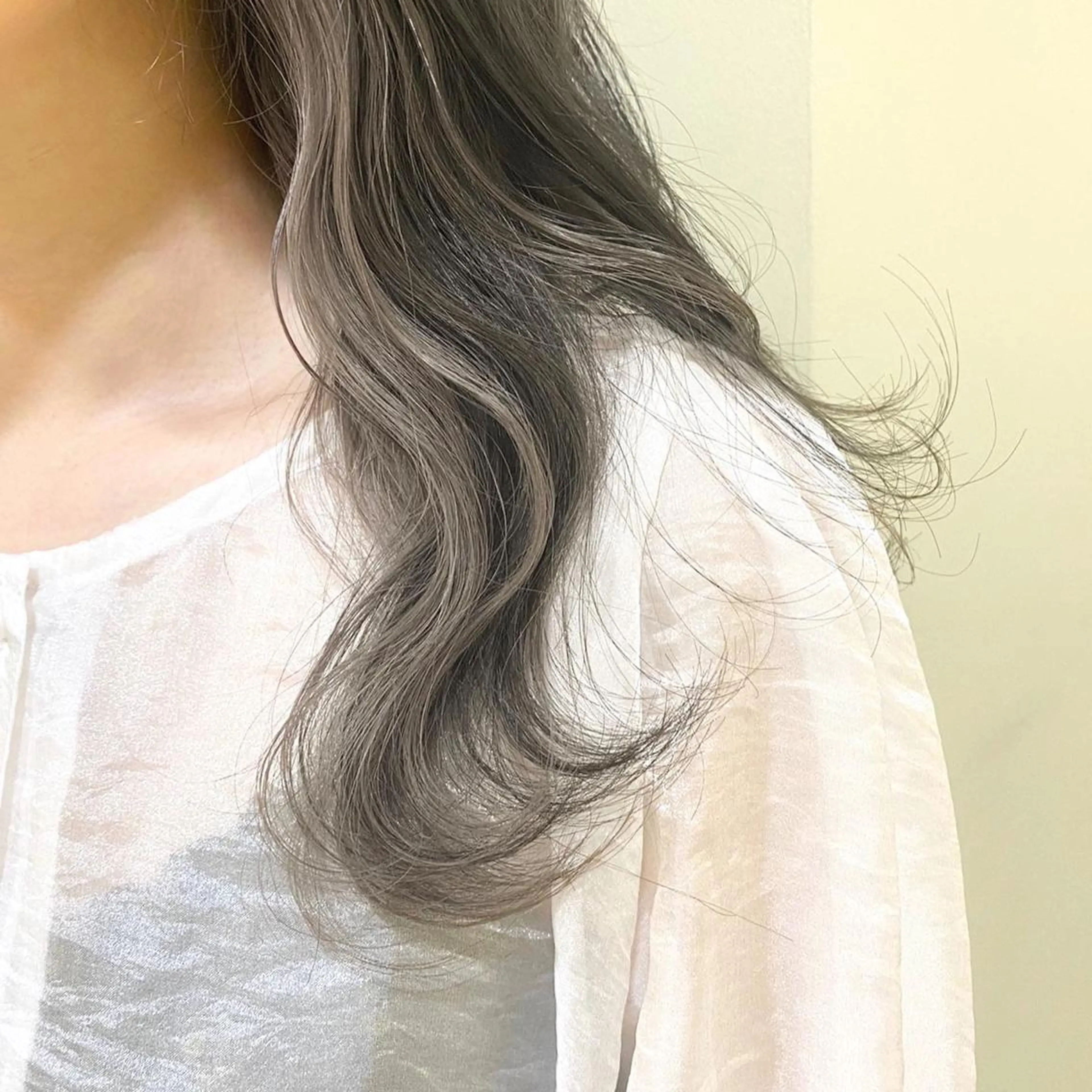 セミロング カラー ANNA ／艶髪／ハイトーンのヘアスタイル