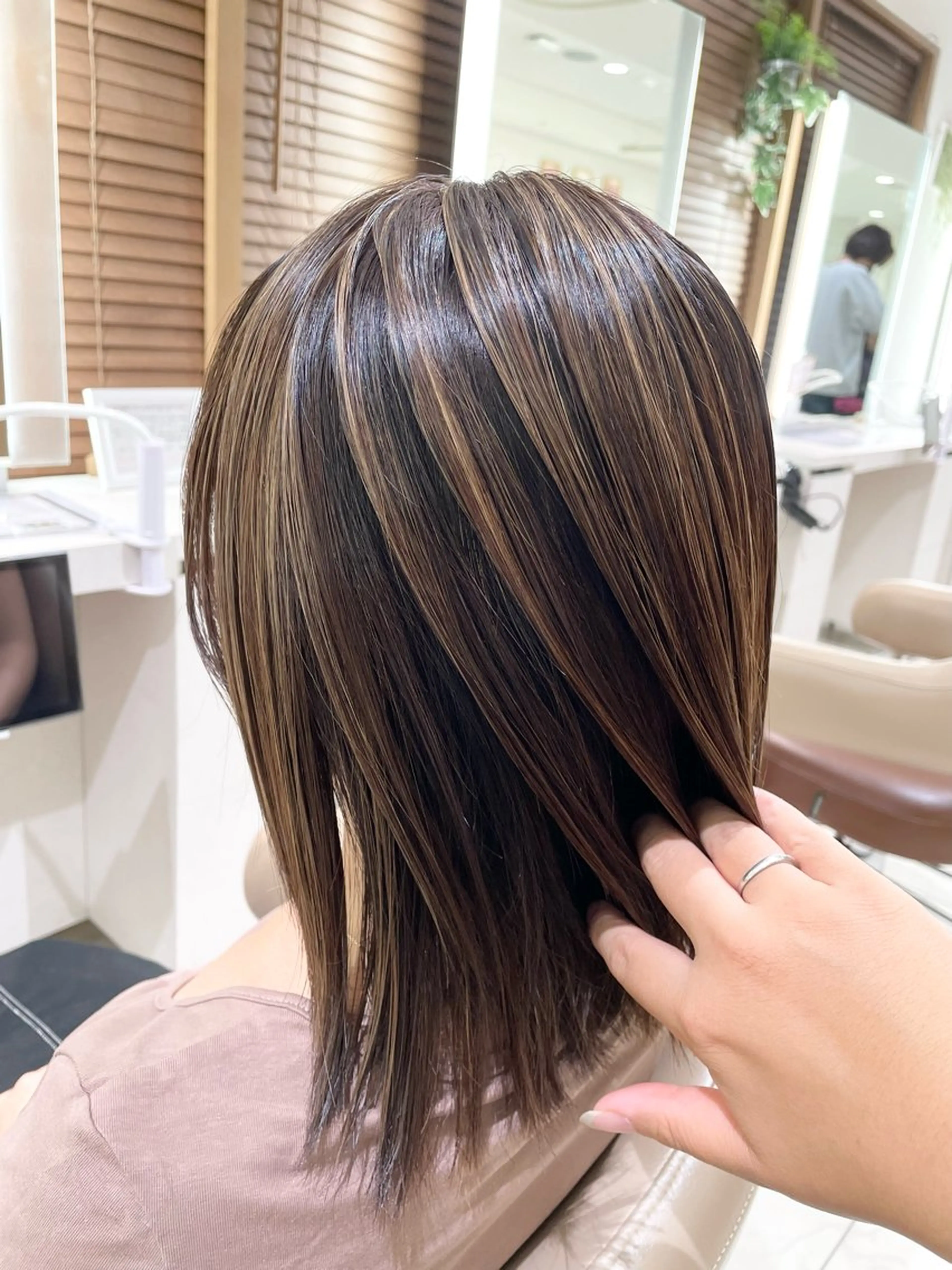 ミディアム カラー ハイライトカラー ハイライト カット ヘアカラー 清藤 綾のヘアスタイル