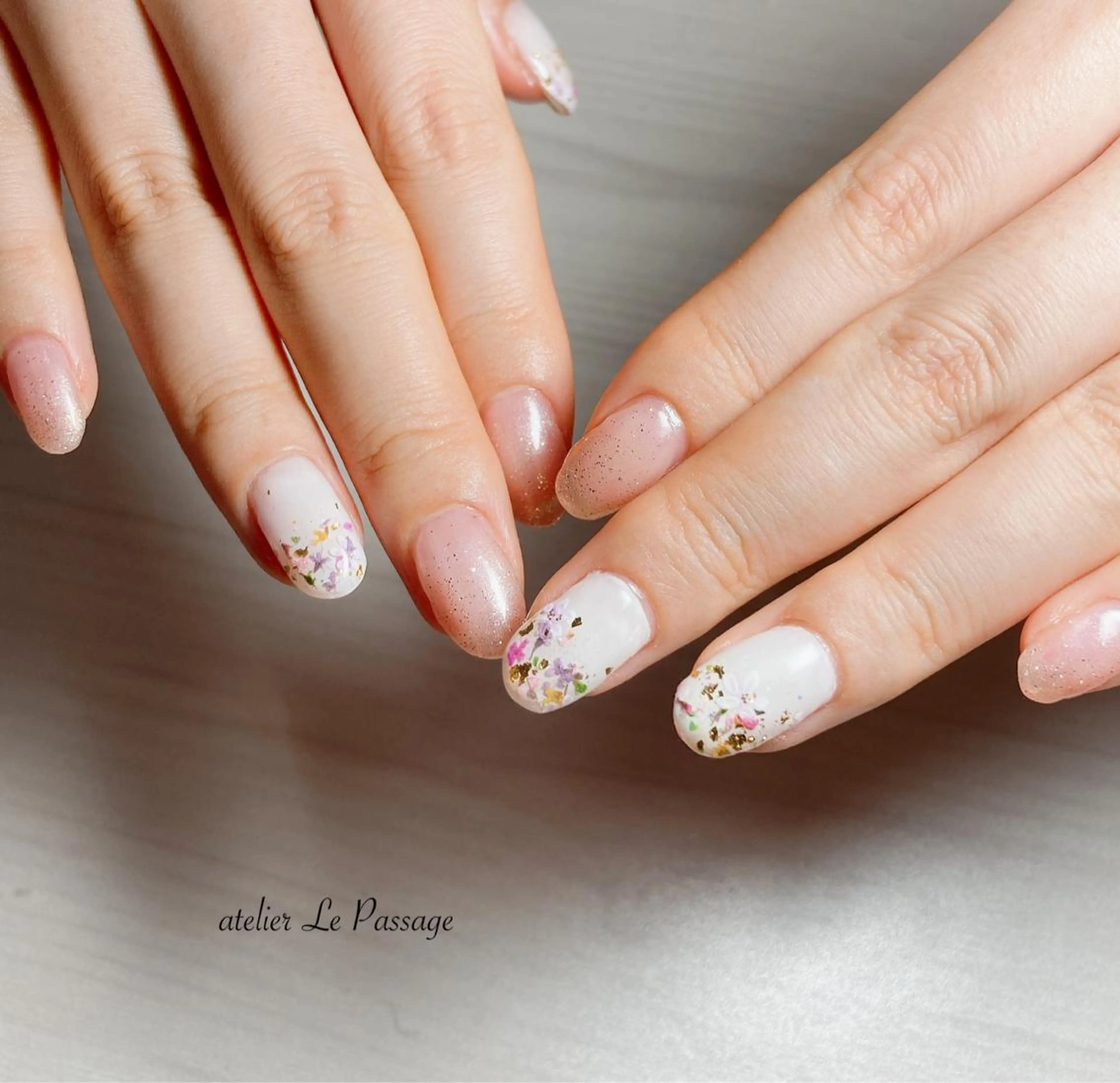 ネイル フラワーネイル ジェルネイル ニュアンスネイル パラジェル シンプルネイル Atelier Le Passage所属・h nakatsukaのネイルデザイン