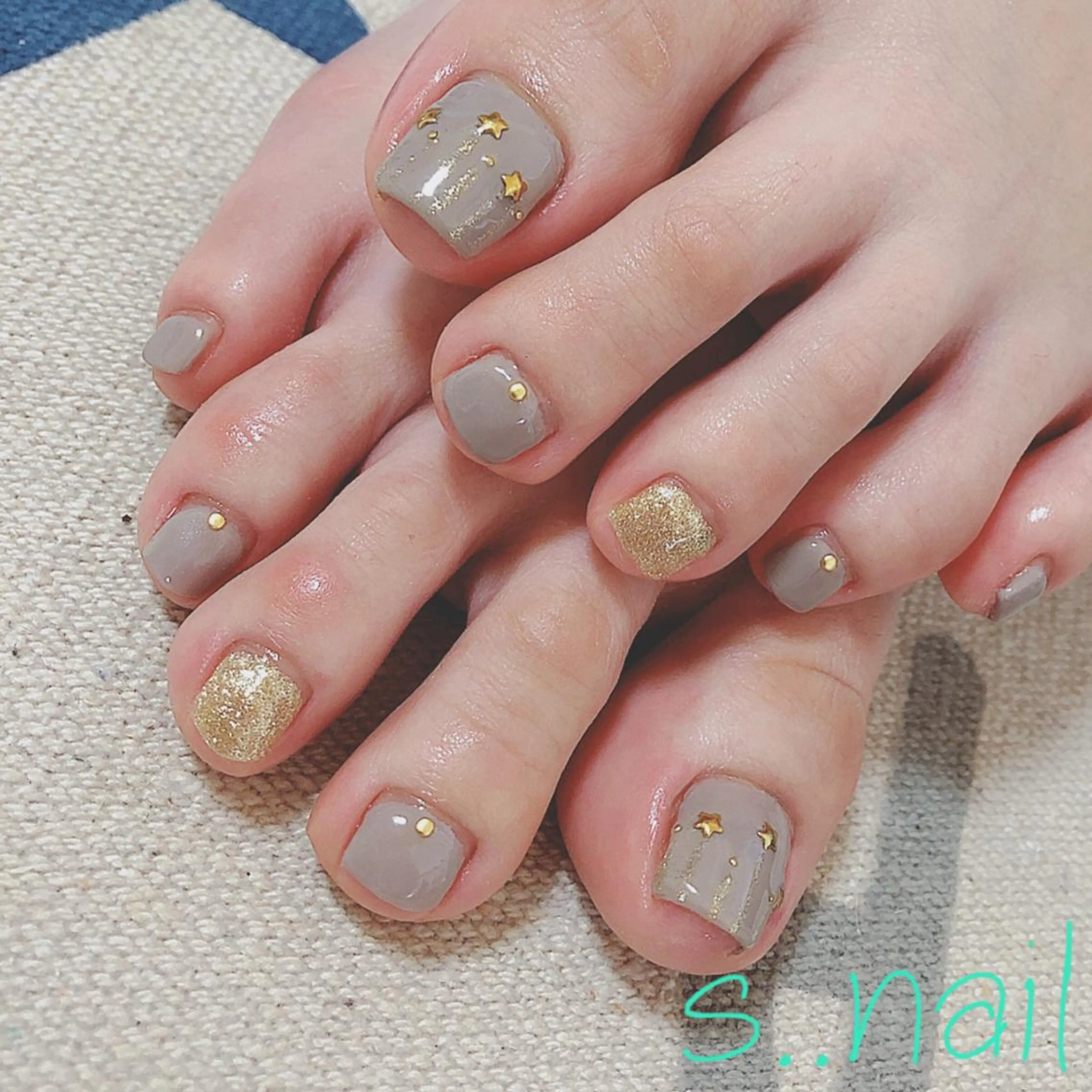 ネイル ゴールド 冬ネイル ハンドネイル フットネイル s..nail / MORITAのネイルデザイン