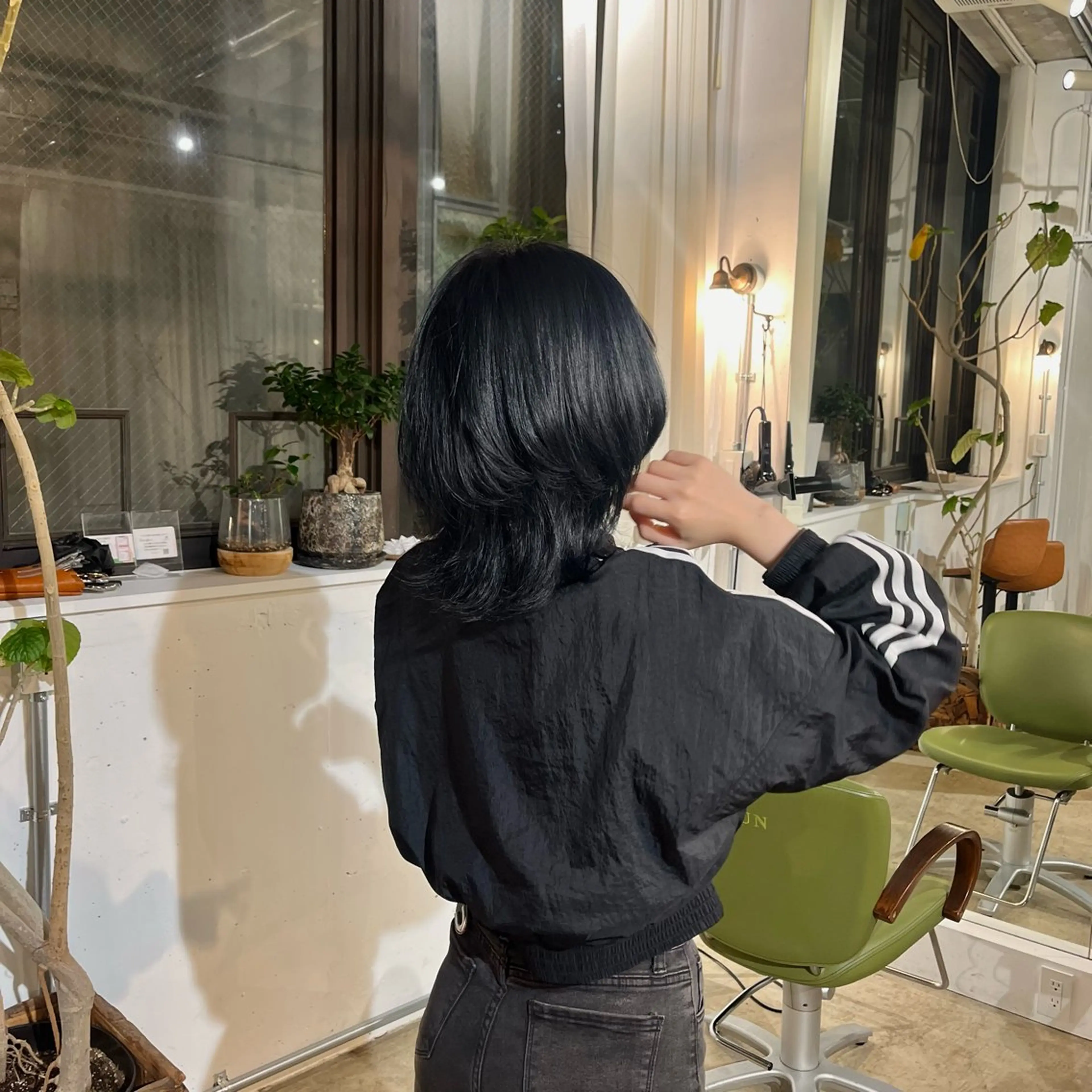 ミディアム カラー 黒髪 海音🌺レイヤー カット/ケアリストのヘアスタイル