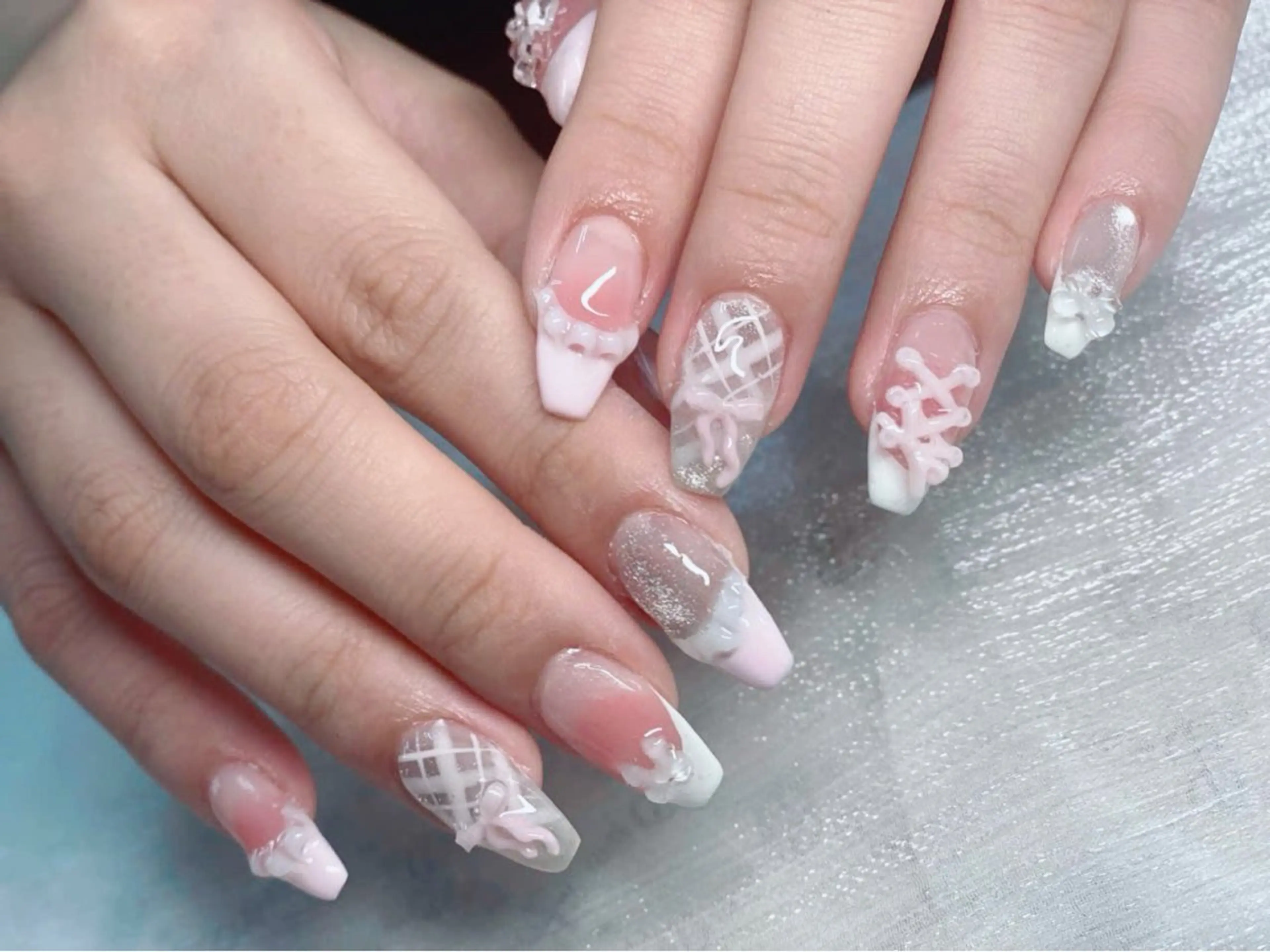 ネイル フレンチネイル グラデーション キラキラネイル 韓国ネイル マグネットネイル ハンドネイル ハンドケア Hara Nail 【パラジェル使用】のネイルデザイン