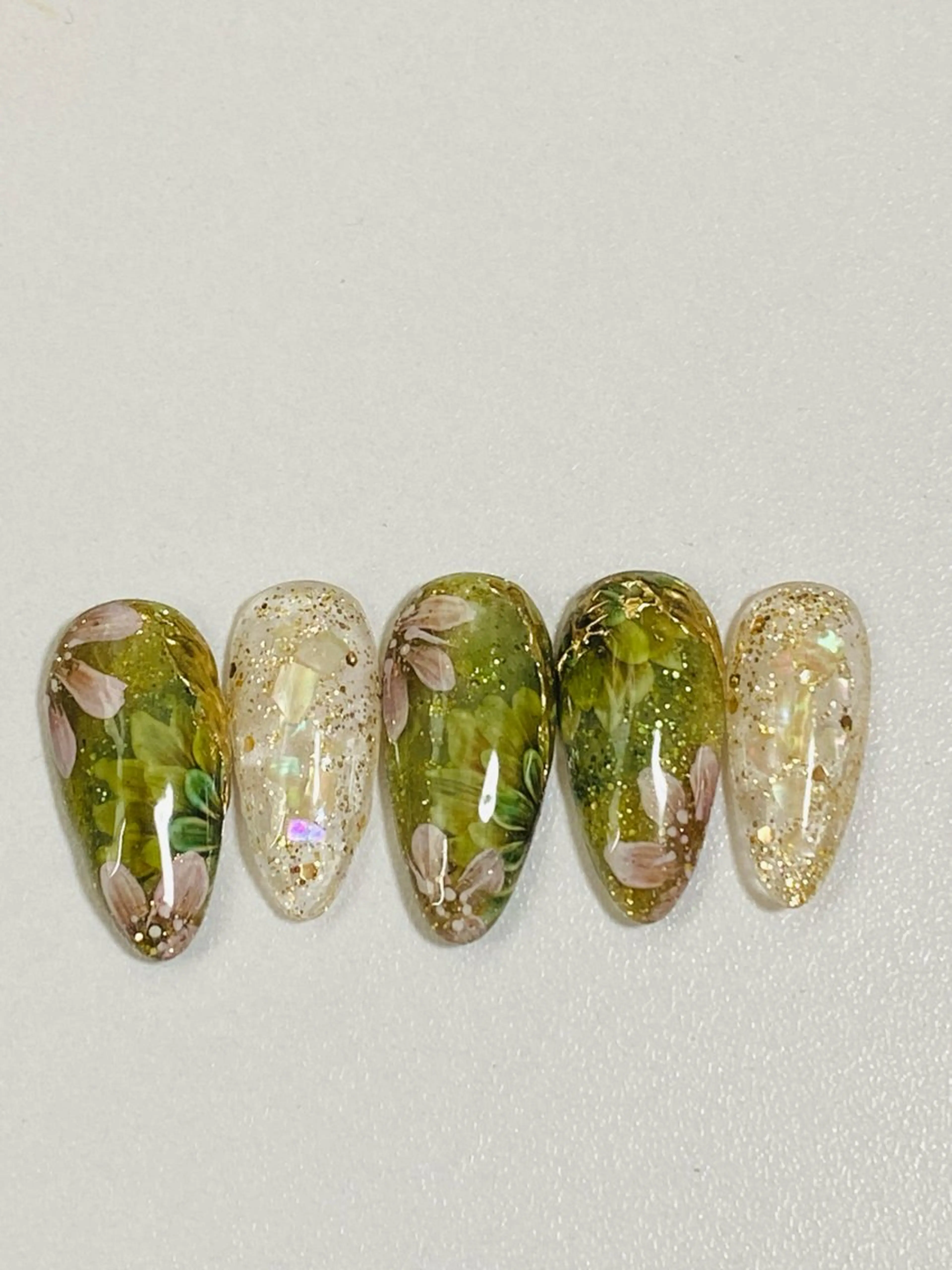 ネイル フラワーネイル ラメ(グリッター) 自宅ネイルサロン ♦️nuance♦️のネイルデザイン