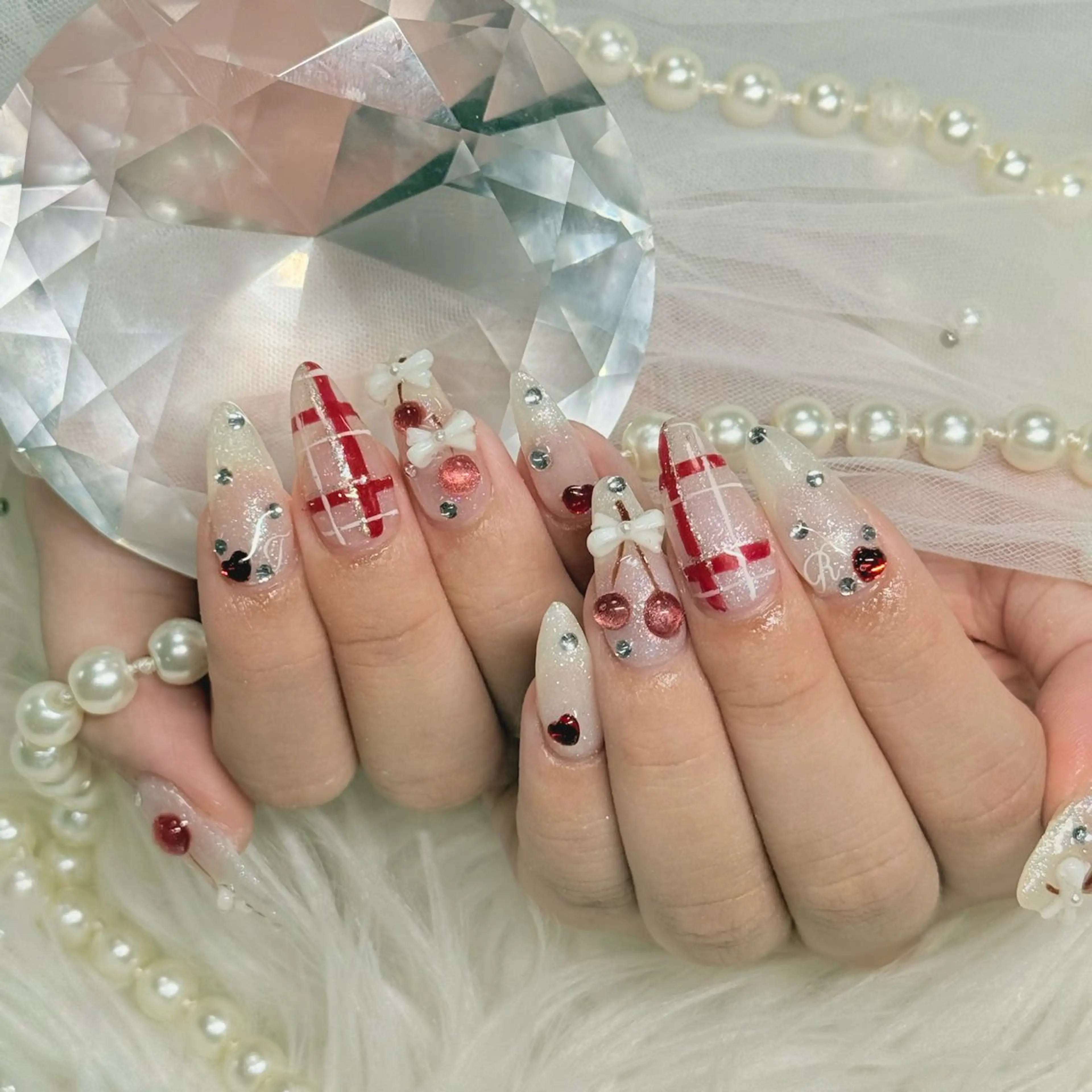 ネイル ハンドネイル ルシイ🎀新宿長さ 出しパーツ専門店のネイルデザイン