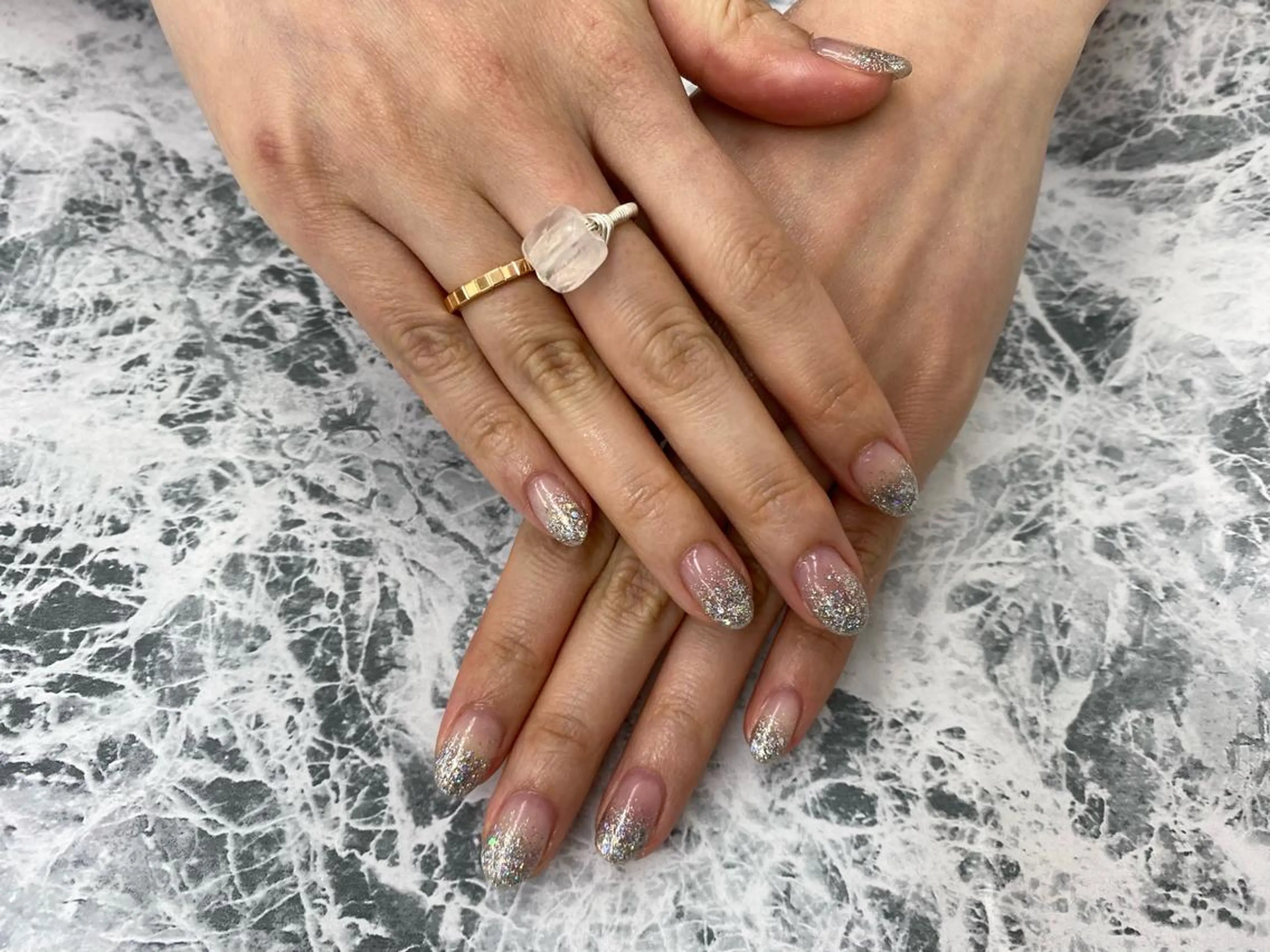 ネイル ラメ(グリッター) シルバー Can I Dressy  溝ノ口店所属・F. Neneのネイルデザイン