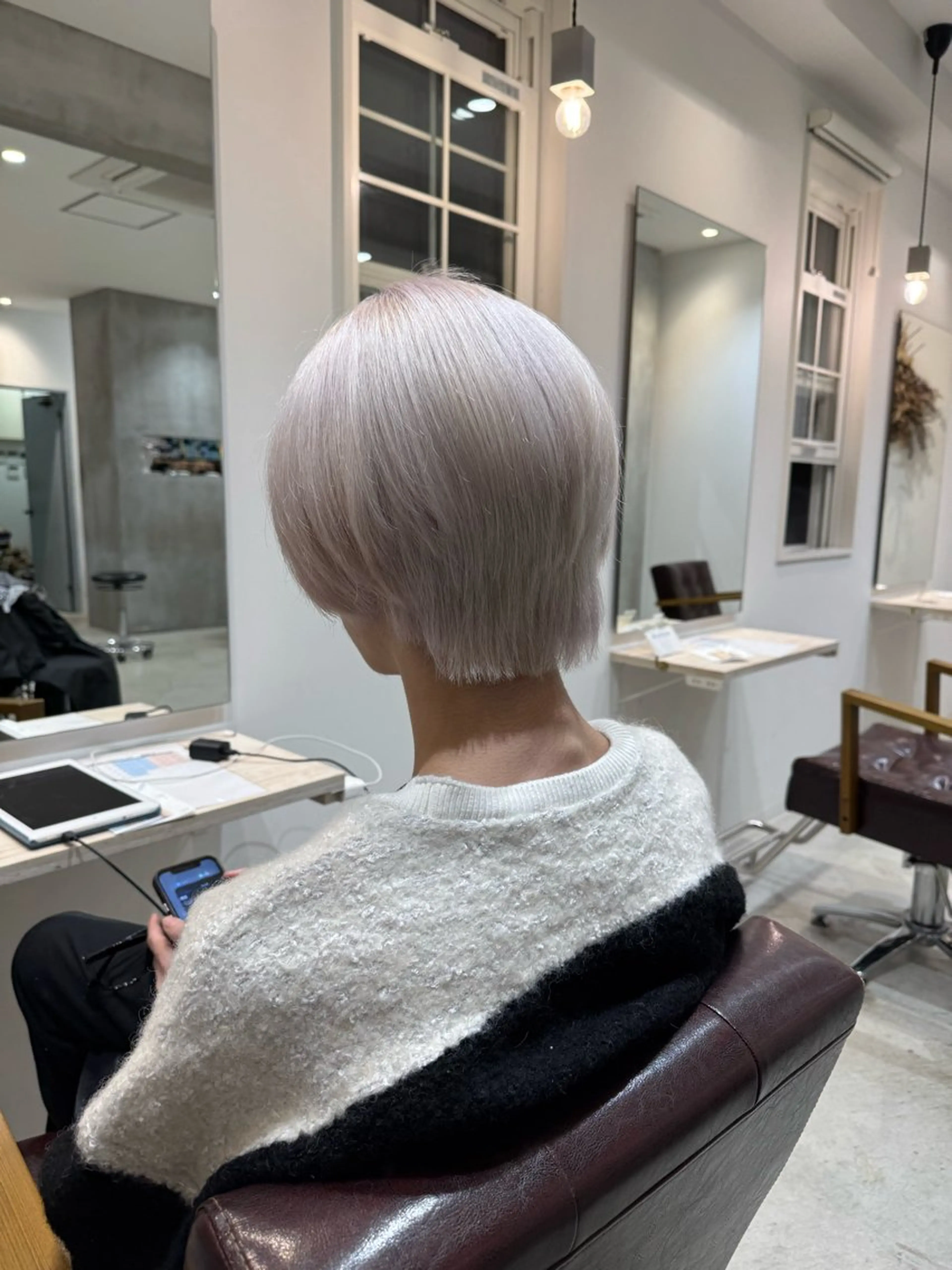 ショート カラー メンズ 切りっぱなしボブ メンズバレイヤージュ メンズブリーチ メンズハイライト メンズハイトーン ほの カラー特化/ ブリーチ/ボブのヘアスタイル