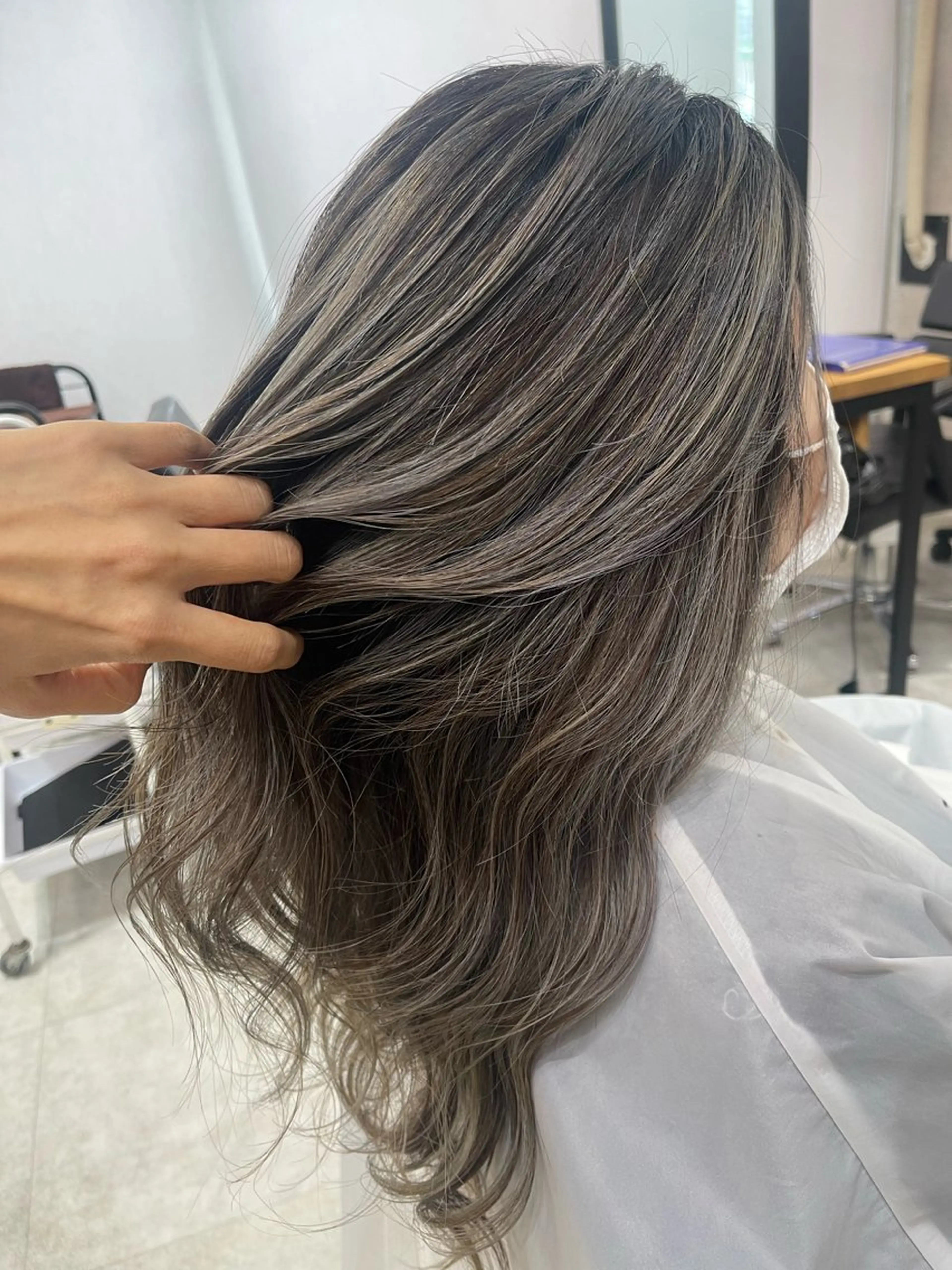 ミディアム カラー グレージュ ハイライトカラー ハイライト 松井那津子 /ハイライトブリーチのヘアスタイル