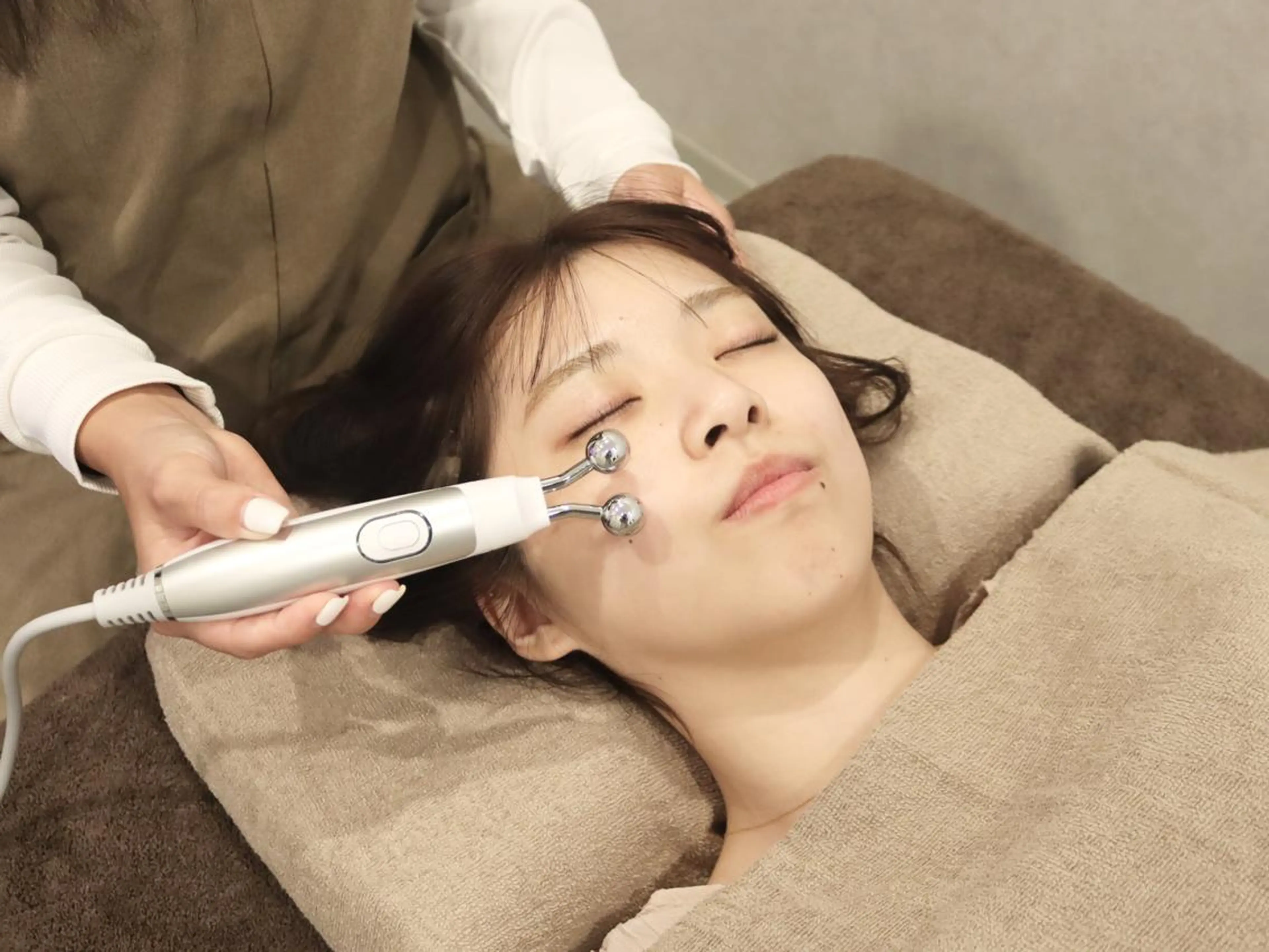 ☆【リフトUP&たるみケア】小顔矯正+EMS+ラジオ波+ドライヘッドスパの写真