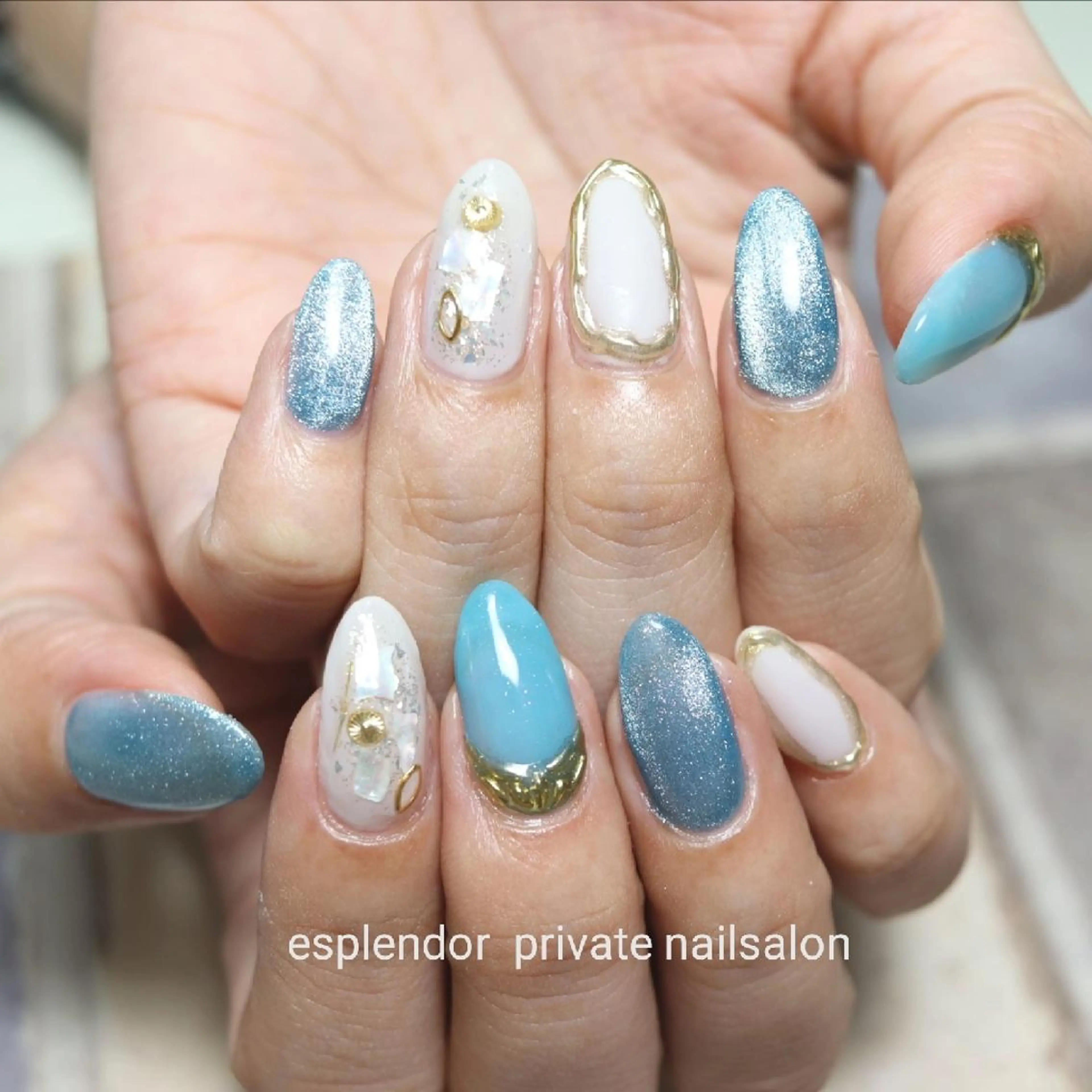 ネイル ブルー キラキラネイル ハンドネイル ハンドケア esplendor  エスプレンドル所属・esplendor  エスプレンドルのネイルデザイン