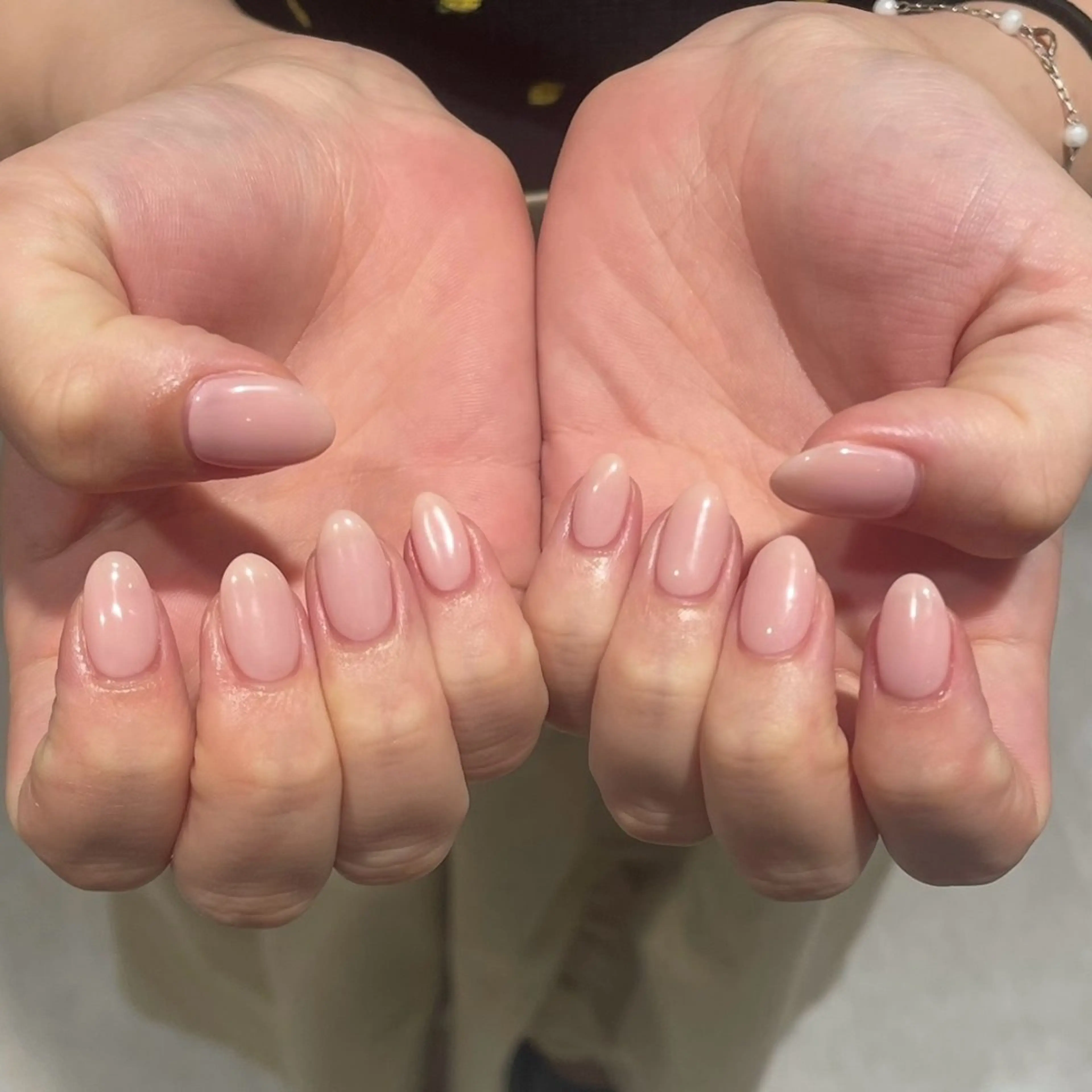 ネイル ハンドネイル 𝑟𝑖𝑠𝑎 🕯‎🤍のネイルデザイン