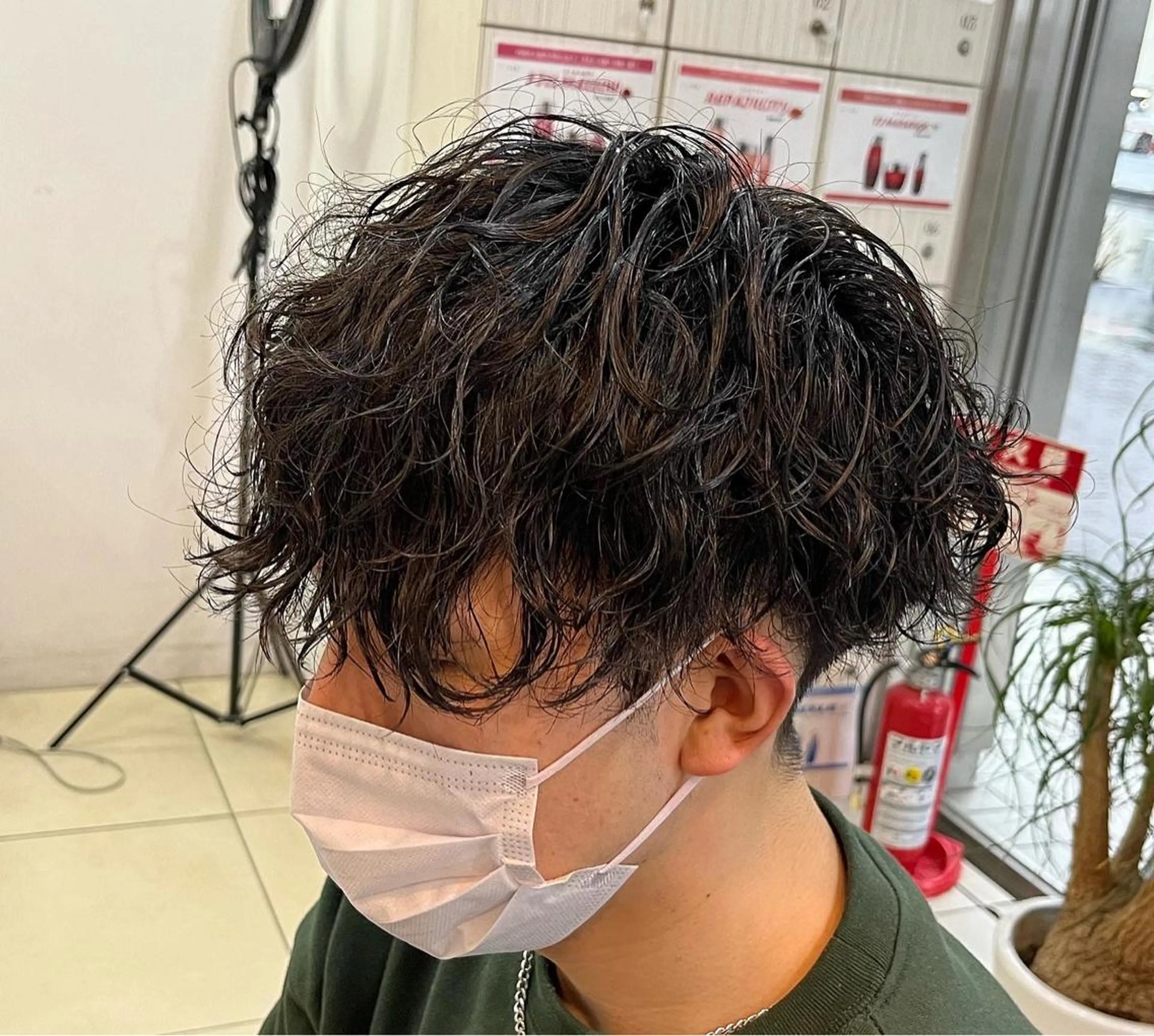 ミディアム パーマ メンズ マッシュ 波巻きパーマ カット パーマ 韓国風メンズ/毛流れ ヘアなら須田龍世のヘアスタイル