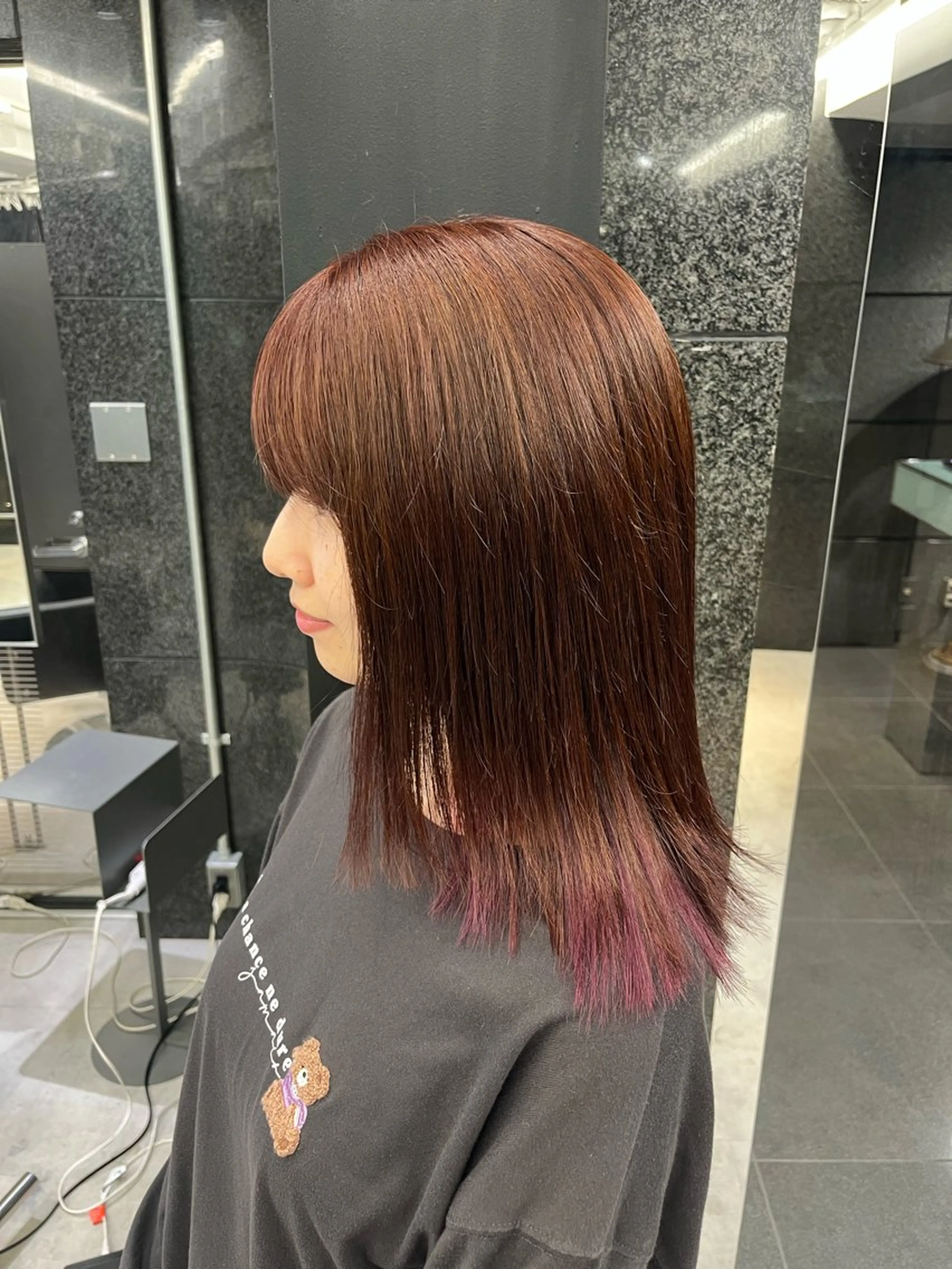 ミディアム カラー インナーカラー ピンクカラー レイヤーカット ヘアカラー トリートメント ボブ/プツッとボブ/ 暖色カラー/モエのヘアスタイル