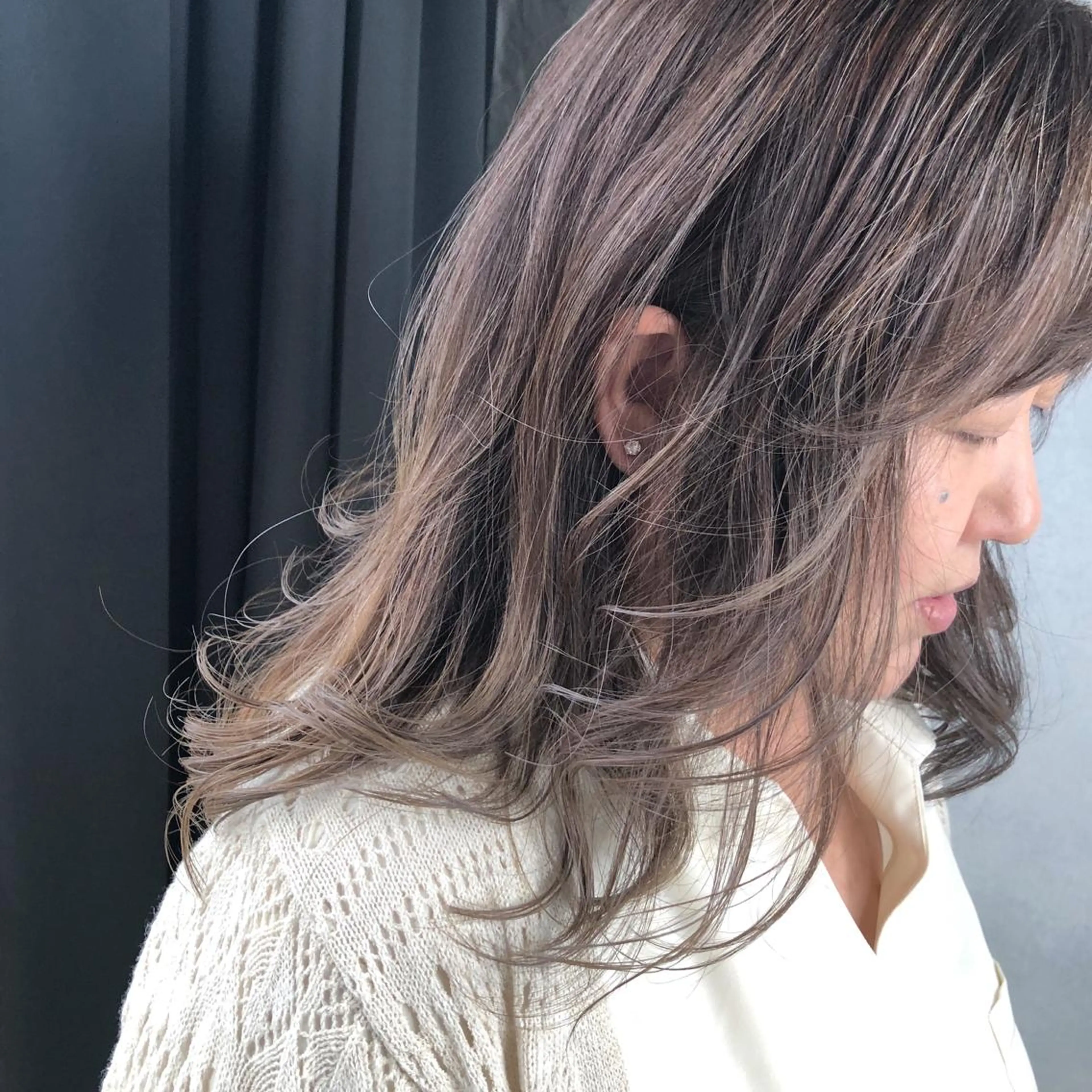 セミロング ハイライト ORIKA 美容室のヘアスタイル