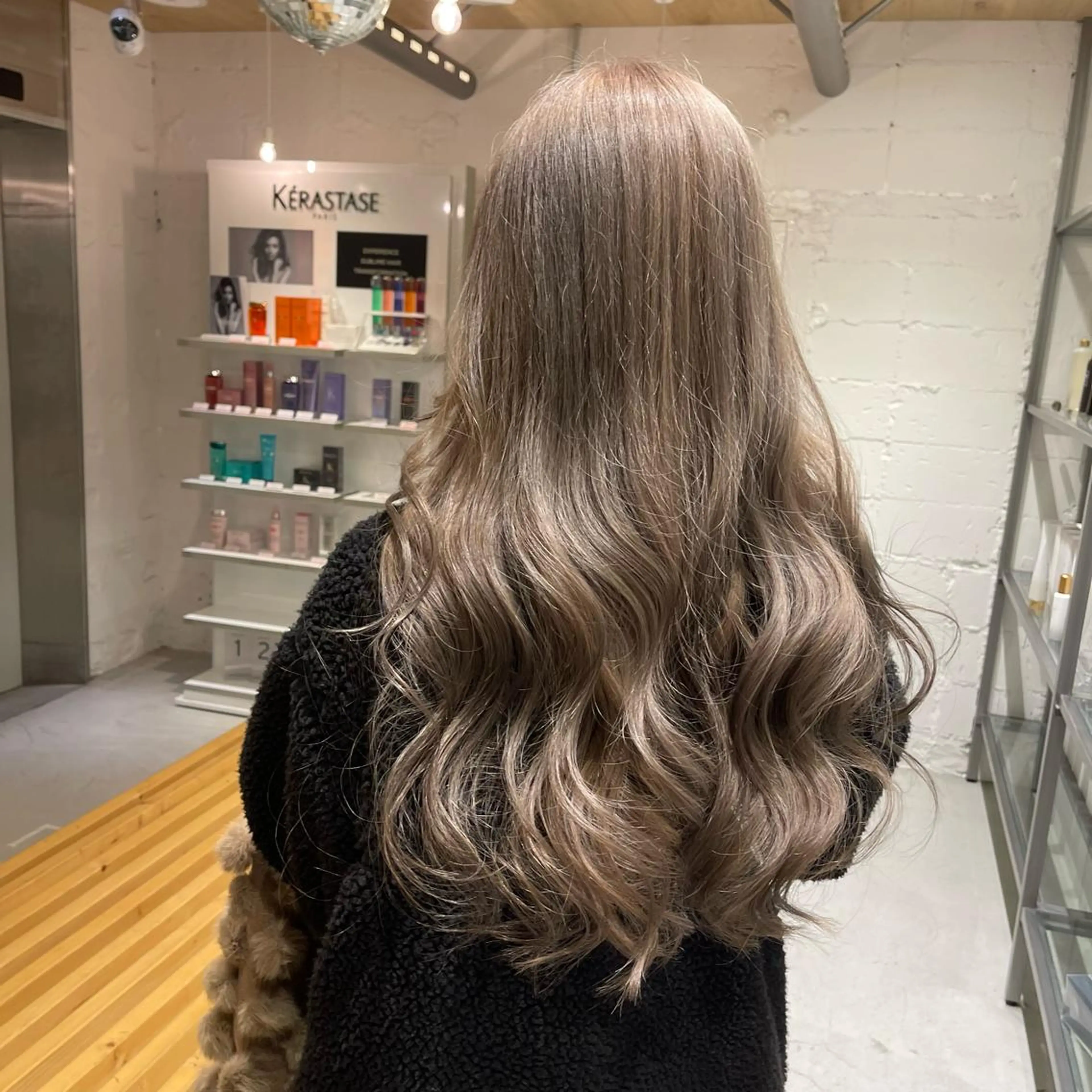 ロング カラー グレージュ nameless miichiのヘアスタイル