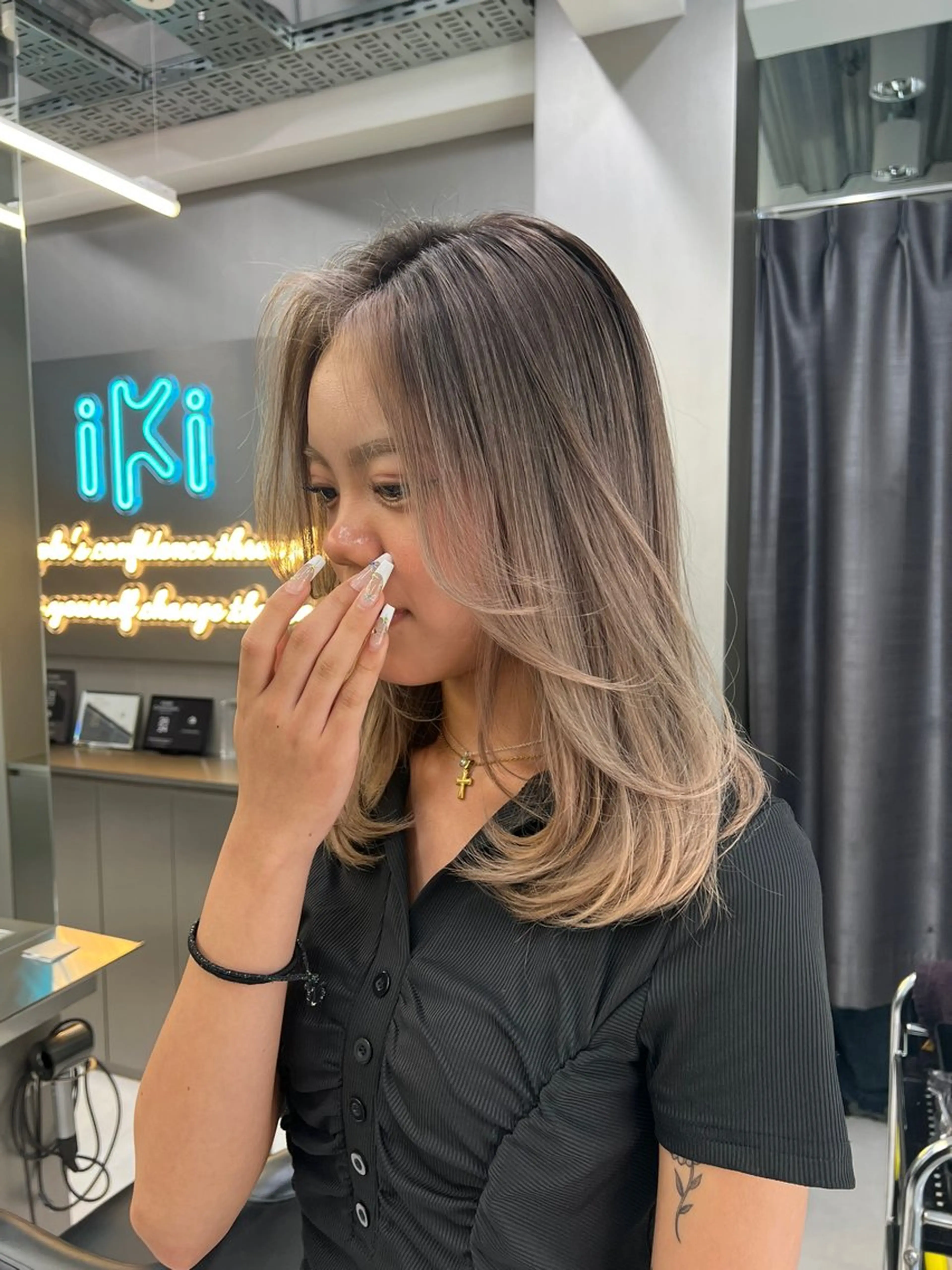 ミディアム レイヤーカット アンナ🦋海外ヘア バレイヤージュのヘアスタイル