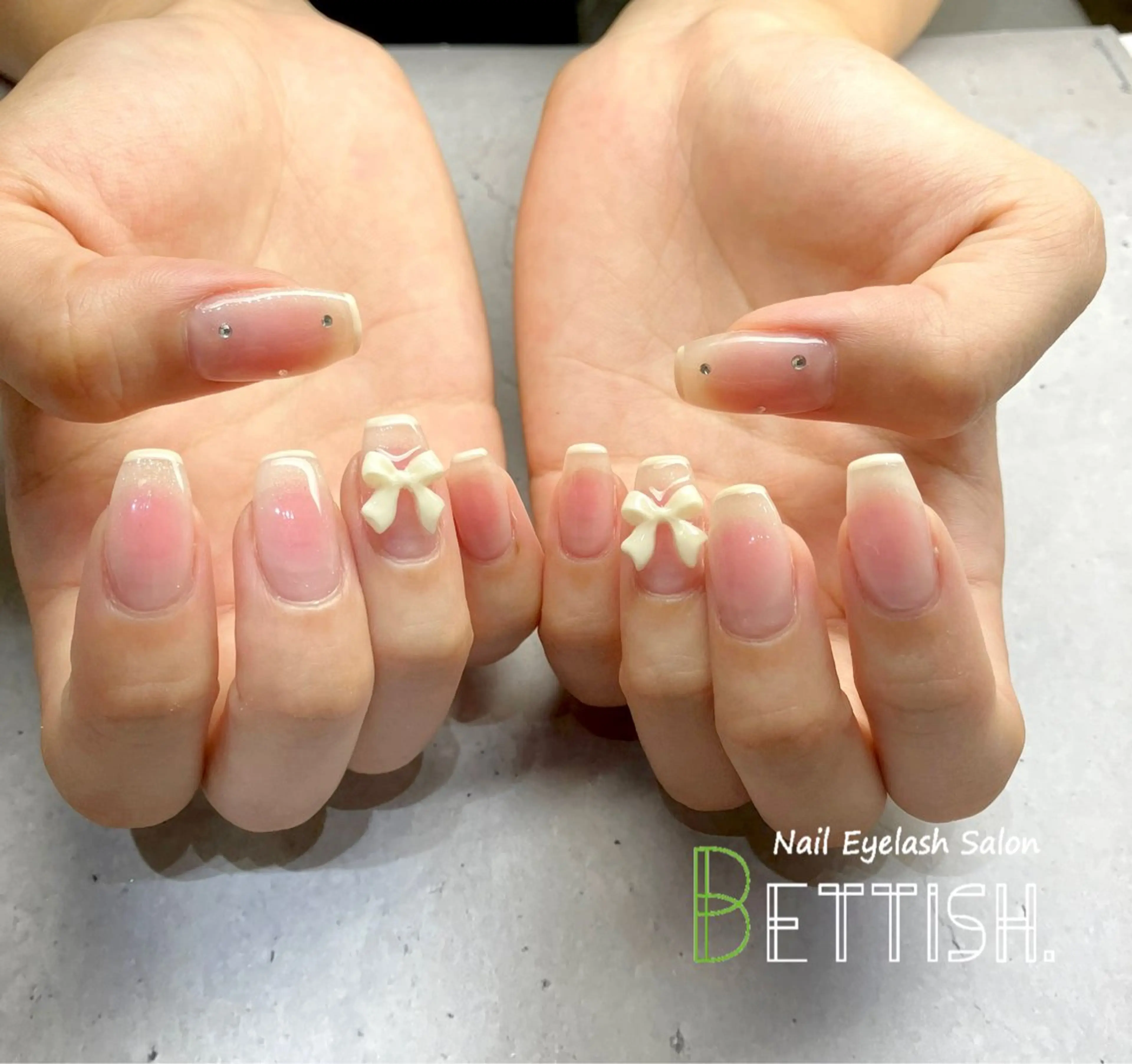 ネイル チークネイル リボン ハンドネイル BETTISH. KUMIKO☺︎︎のネイルデザイン