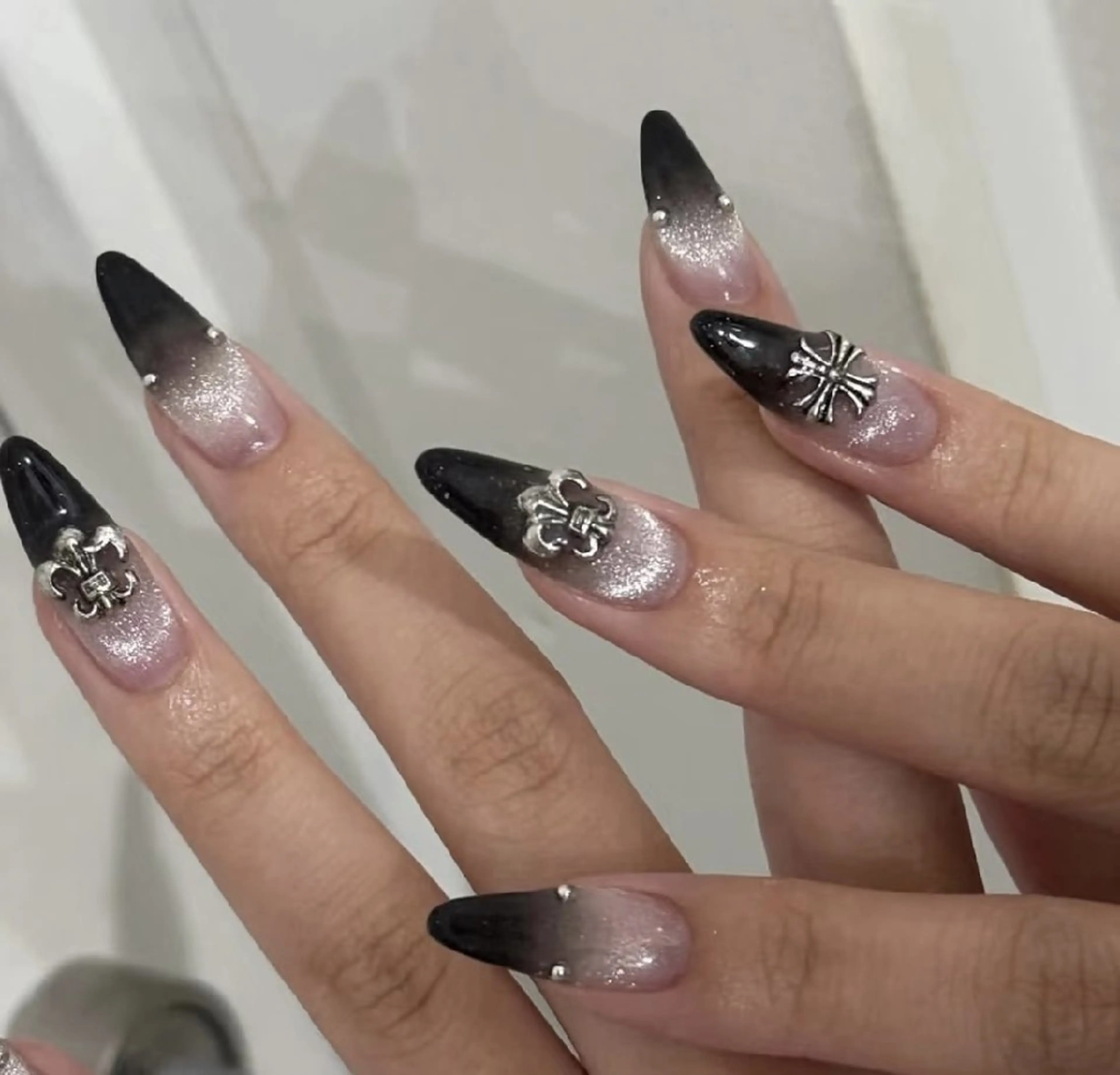 ネイル チークネイル フレンチネイル ジェルネイル ガーリー キラキラネイル ハンドネイル UM Nail Salonのネイルデザイン