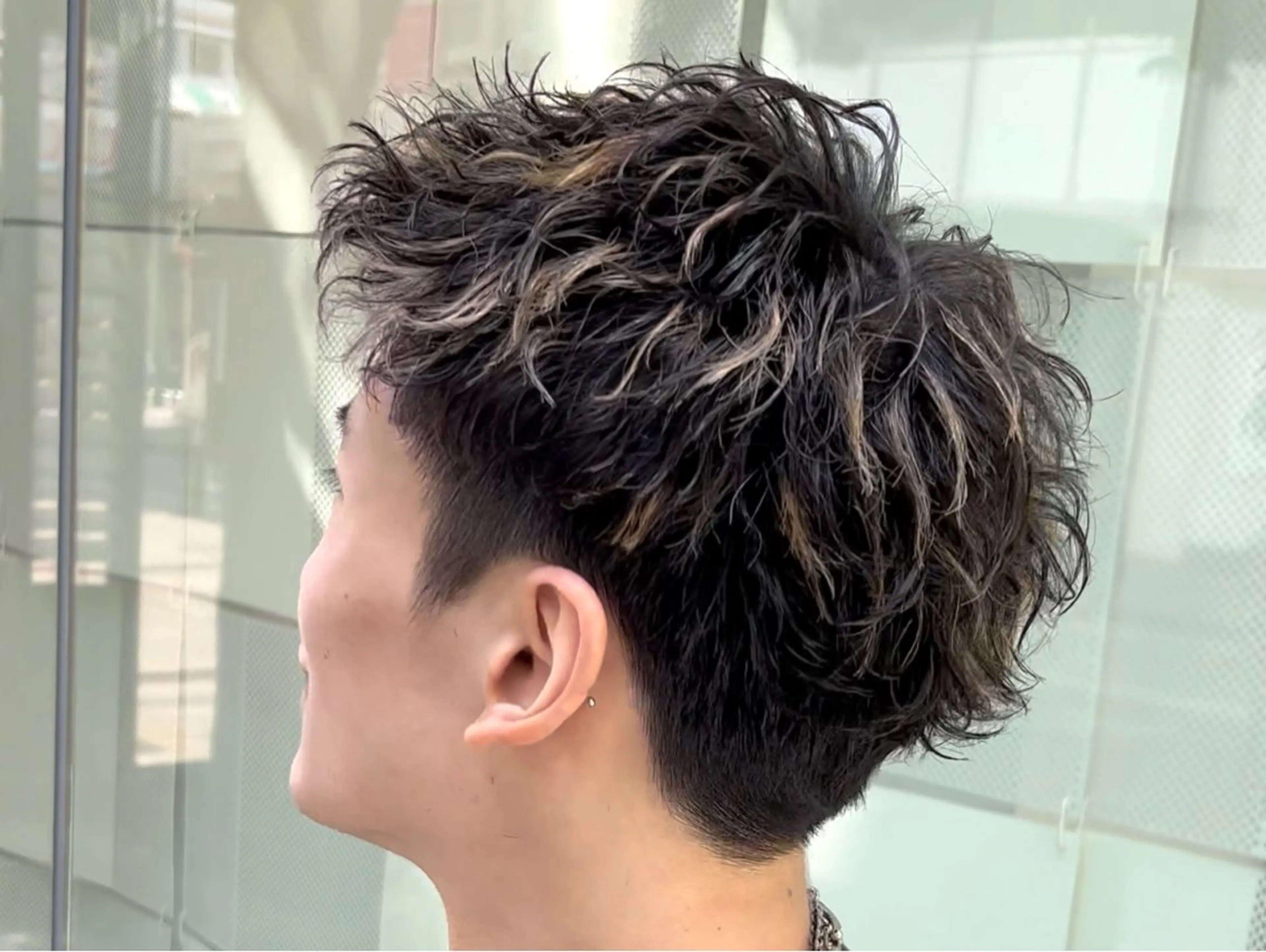 ショート カラー パーマ メンズ メンズハイライト メンズパーマ ツイストスパイラルパーマ ハイライトカラー ハイライト メンズパーマ/ 新潟駅/佐藤裕のヘアスタイル