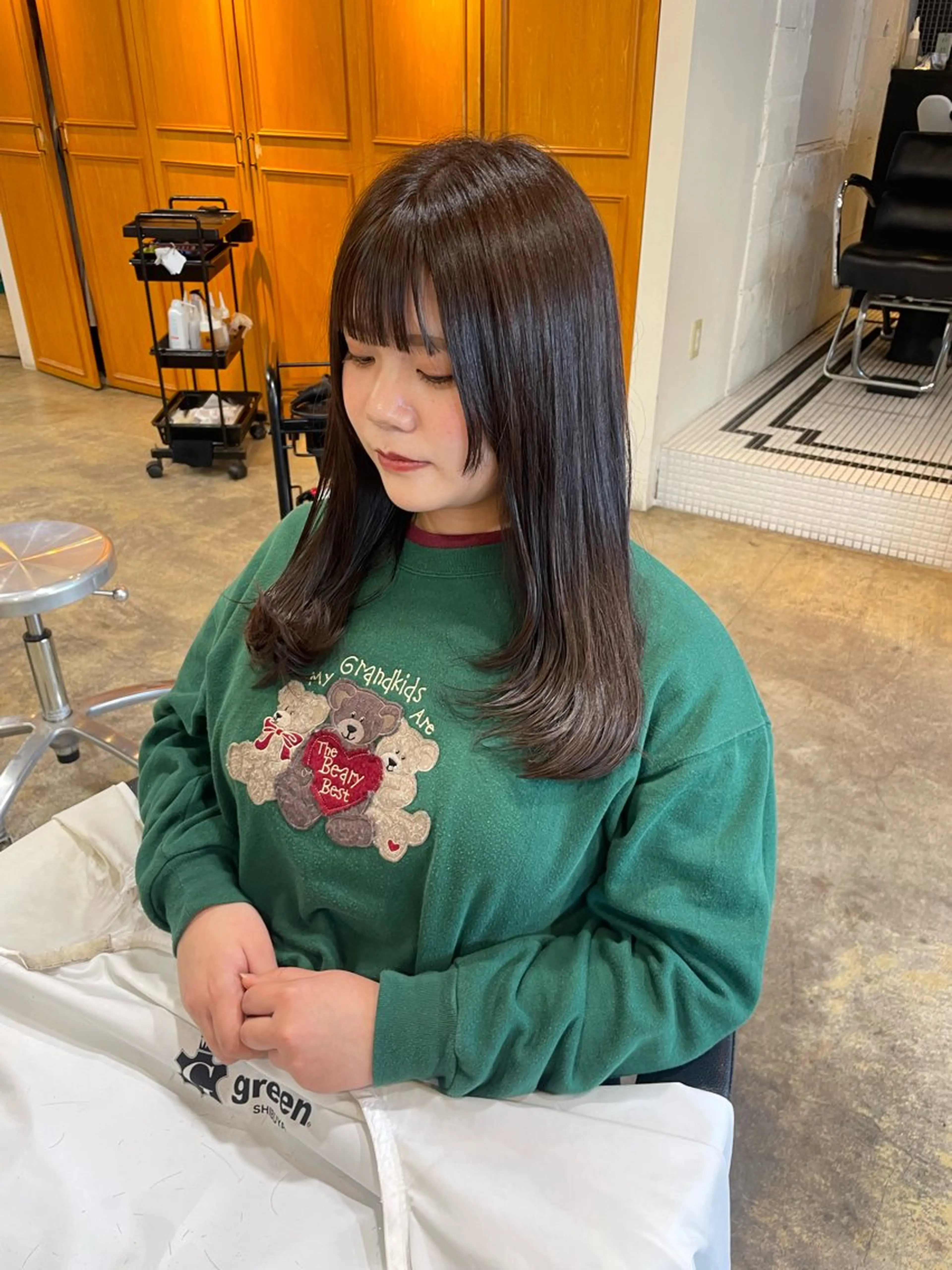 ミディアム カラー 黒髪 ブルーカラー ブルーブラック MIOベージュカラー 柔らかいカラーのヘアスタイル