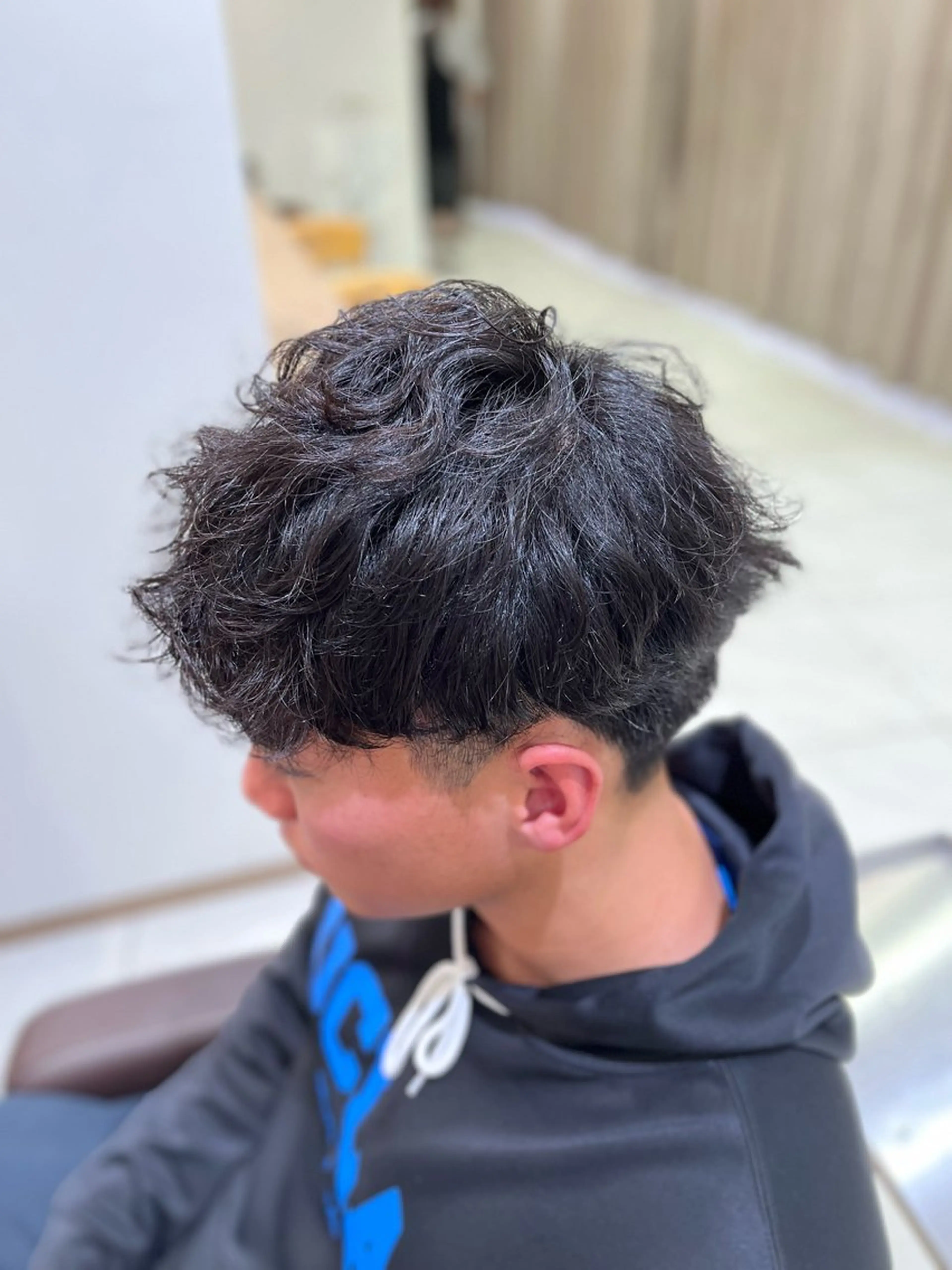 パーマ メンズ メンズブリーチ センターパート フェードカット フェザーパーマ マッシュ カット パーマ トリートメント ヘアセット 【メンズパーマ✨️ フェザーパーマ】岩城のヘアスタイル