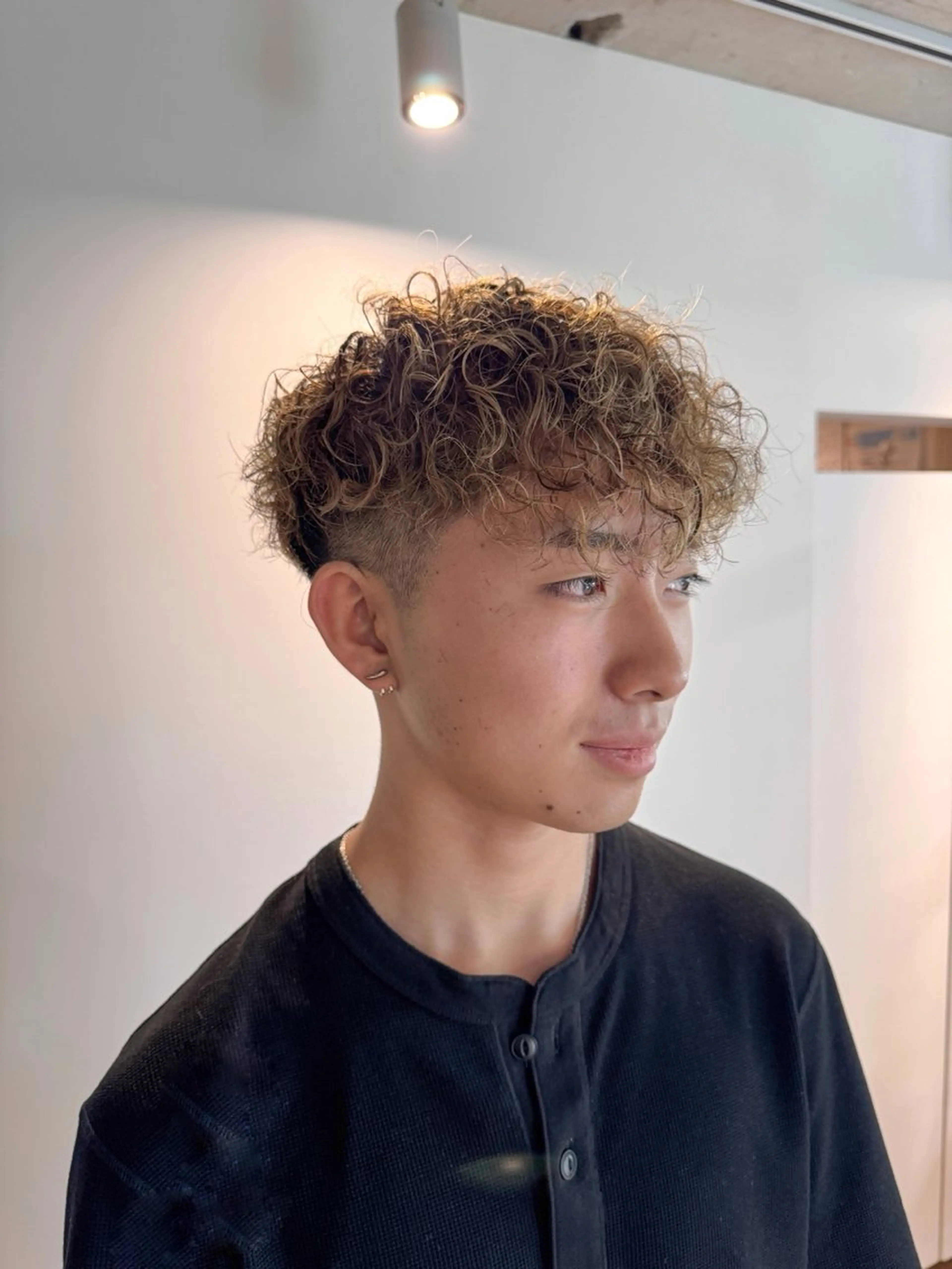 パーマ メンズ スペインカール saki/ハイトーン カラー/薬院のヘアスタイル