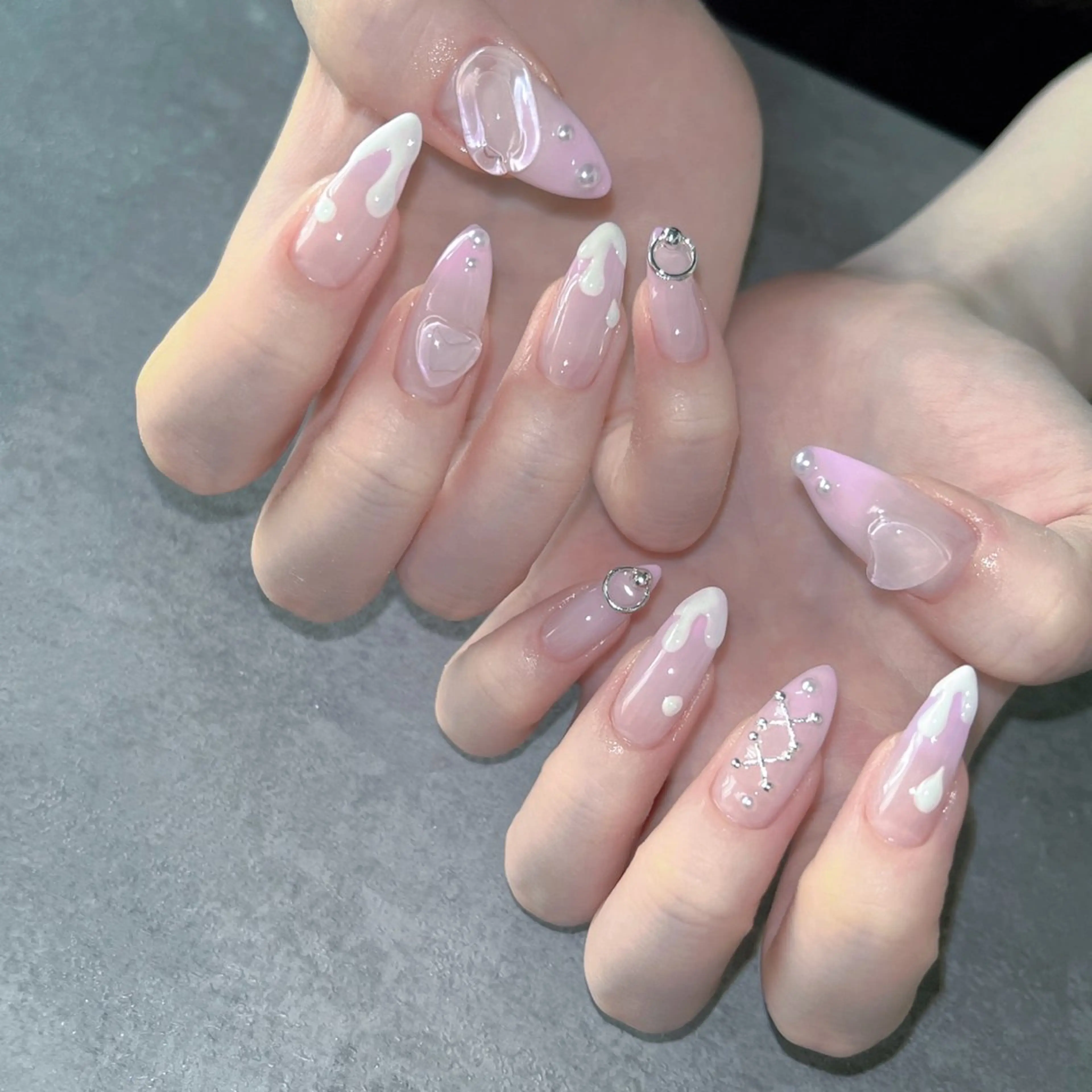 ネイル フットネイル フレンチネイル ジェルネイル ラメ(グリッター) ラメグラデーション ハンドネイル NEO Beauty Salon所属・𝐍𝐄𝐎 𝐉𝐔𝐑𝐈のネイルデザイン