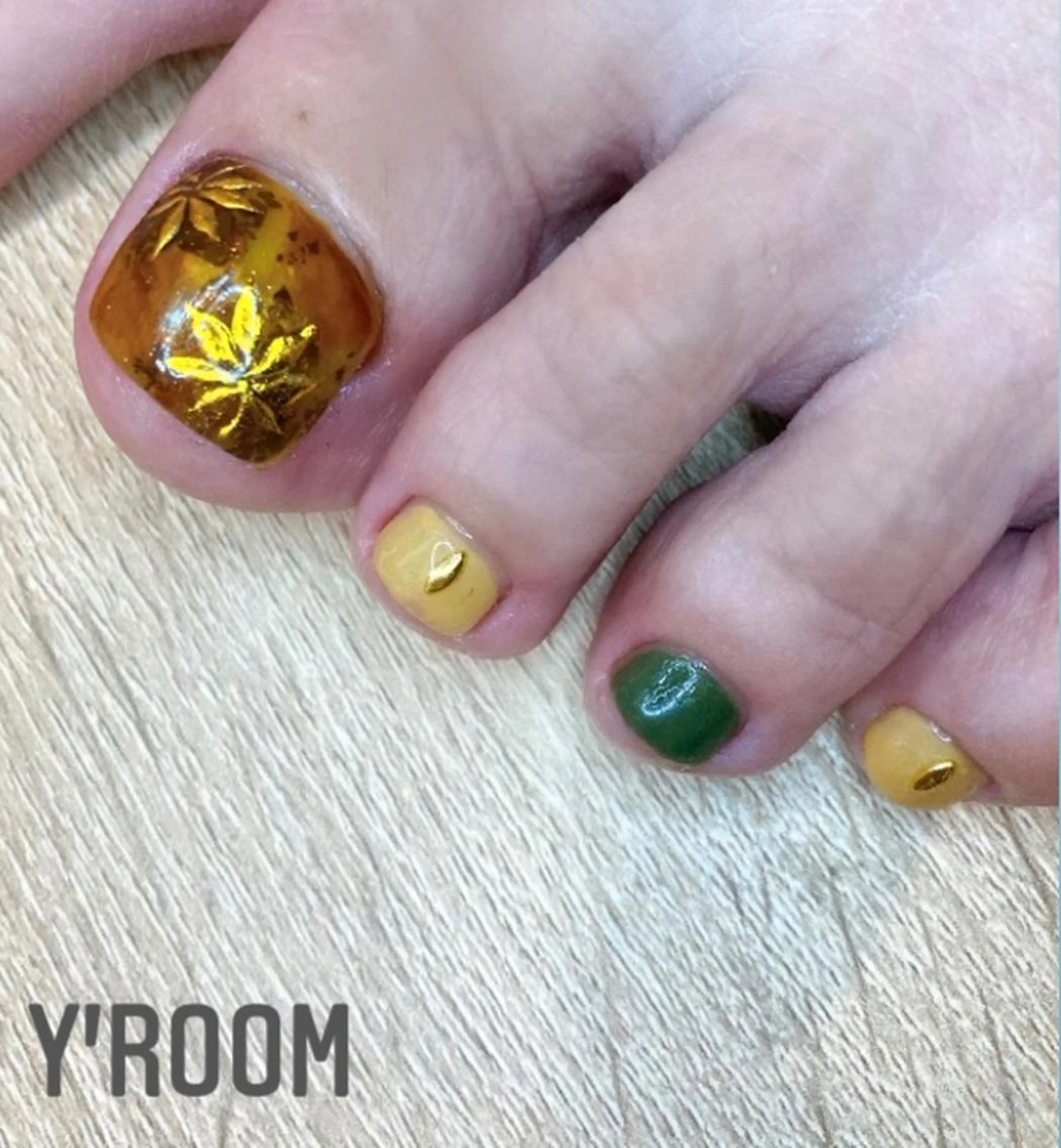 ネイル オーロラネイル フラッシュネイル フットネイル ジェルネイル 氷ネイル・うるうるネイル YUKA （ネイリスト）のネイルデザイン