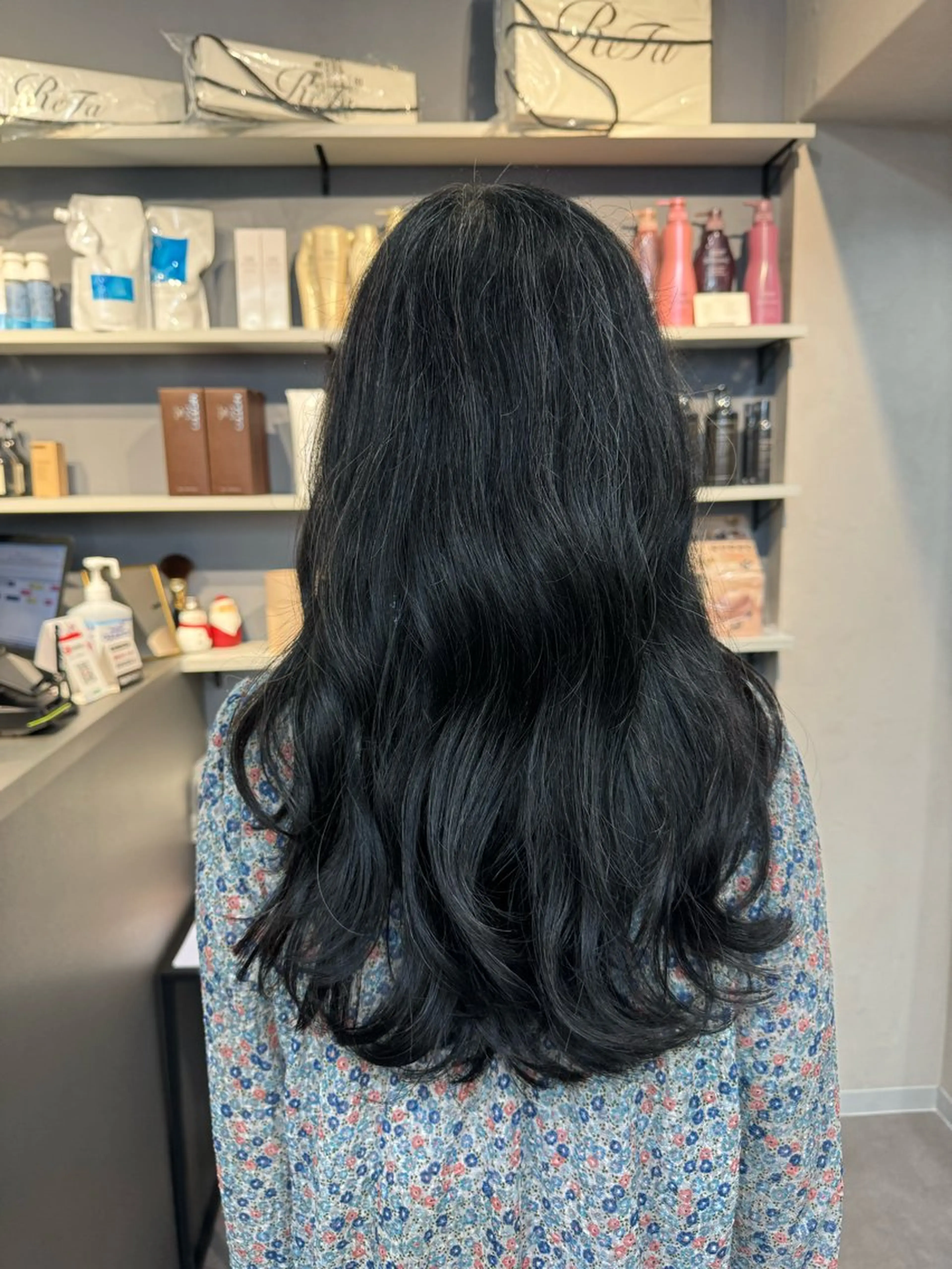 ロング レイヤーカット NAVY／airi 完全完結型個室サロンのヘアスタイル