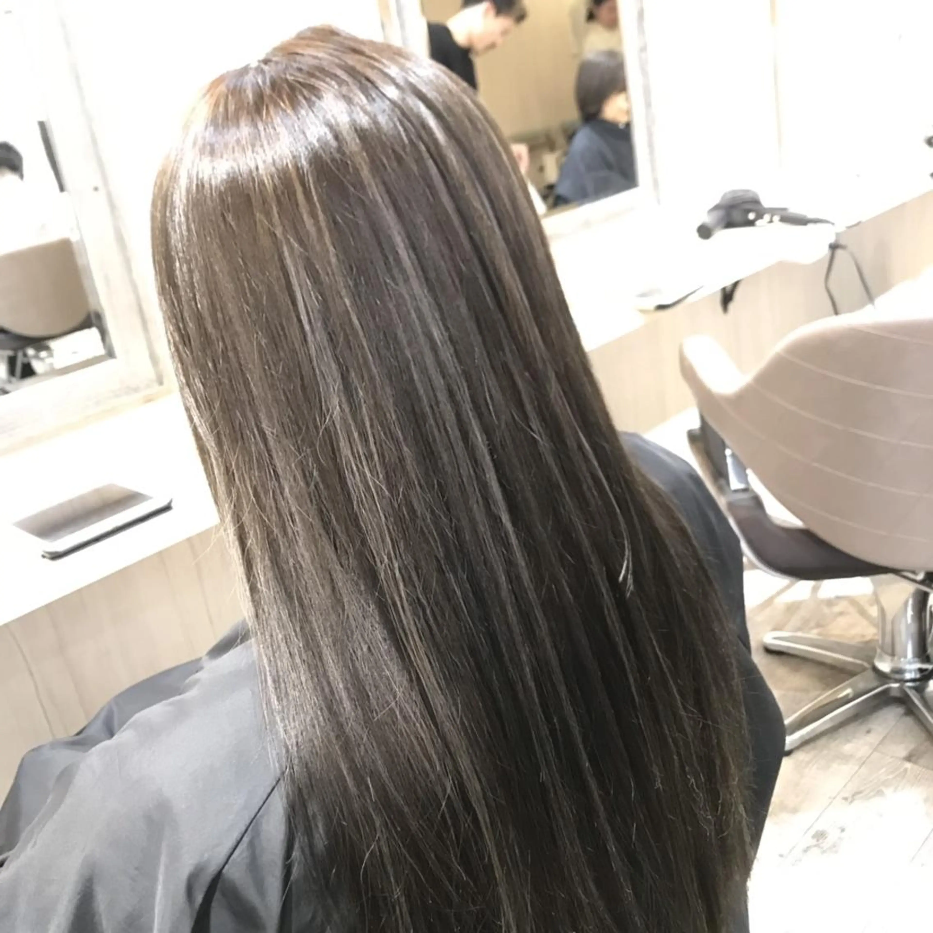 カラー 嶋村夏実🌼レイヤー 🌸白髪ぼかしのヘアスタイル