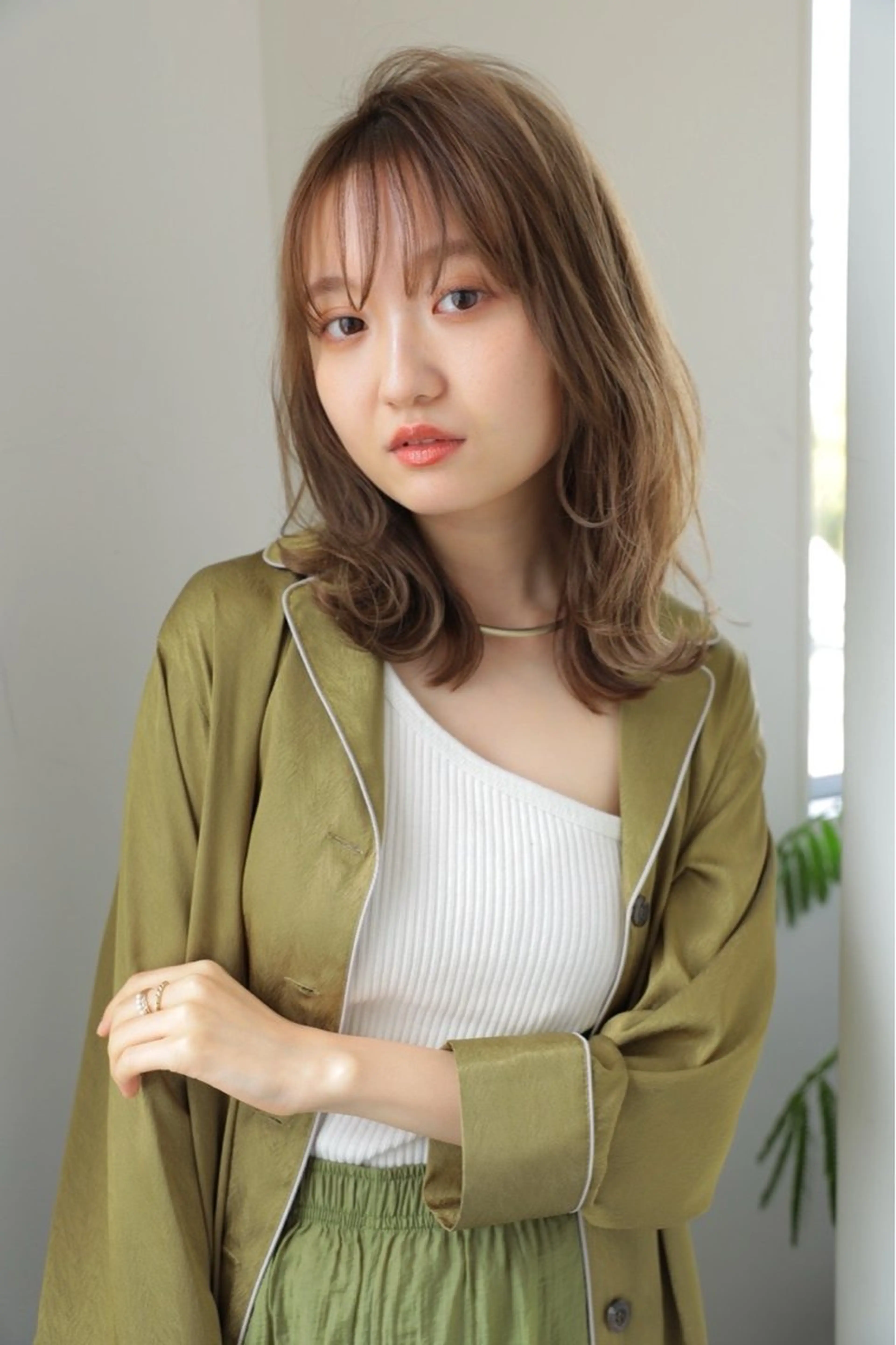 ミディアム アッシュ 顔周りカット 髪質改善 韓国風ヘア レイヤーカット 藤原 侑香のヘアスタイル