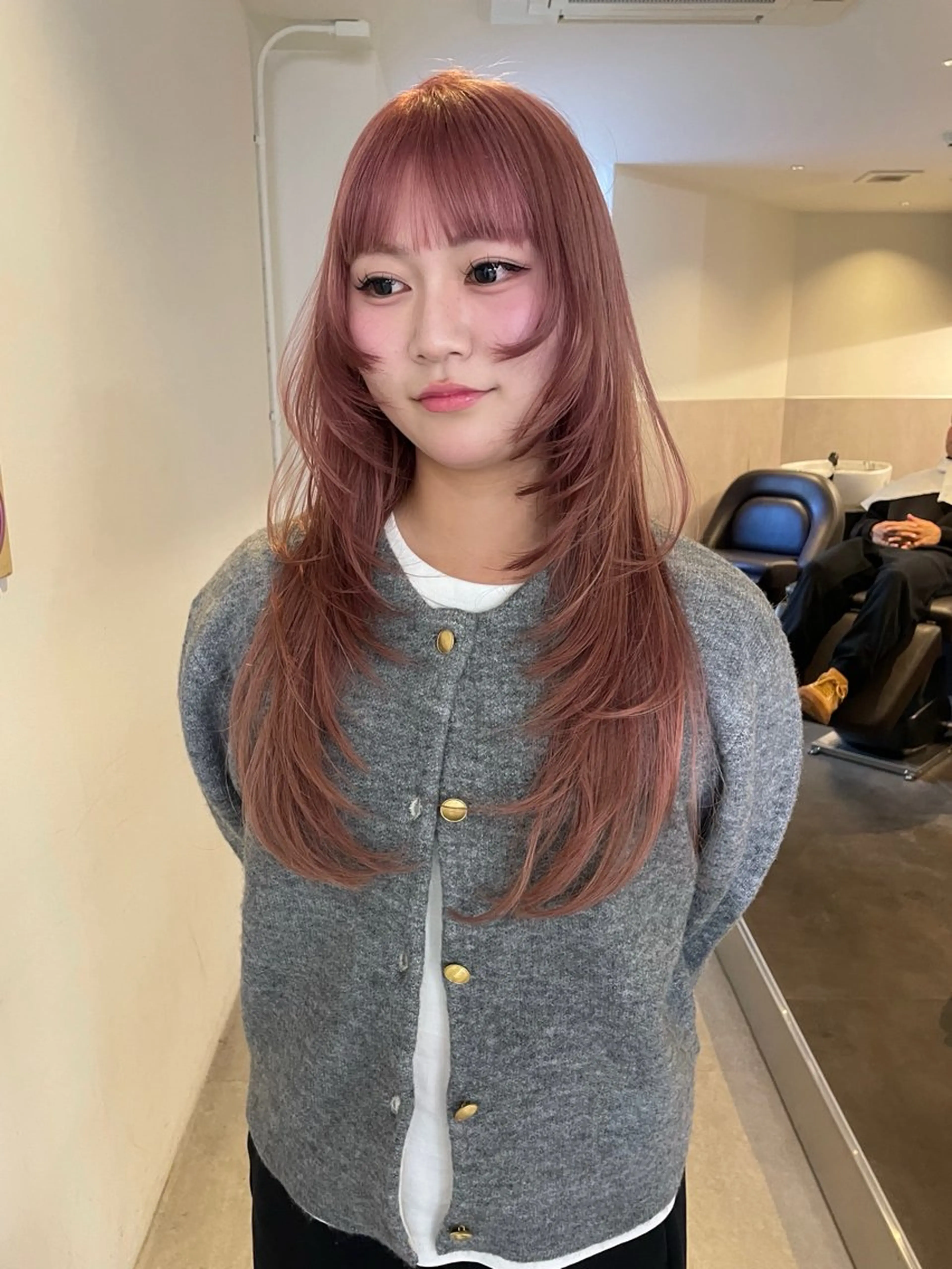 ロング カラー ロングレイヤー ベージュカラー ブリーチ ブロンド ケアブリーチ カット ヘアカラー トリートメント MIU/ルーツカラー 顔まわりレイヤーのヘアスタイル