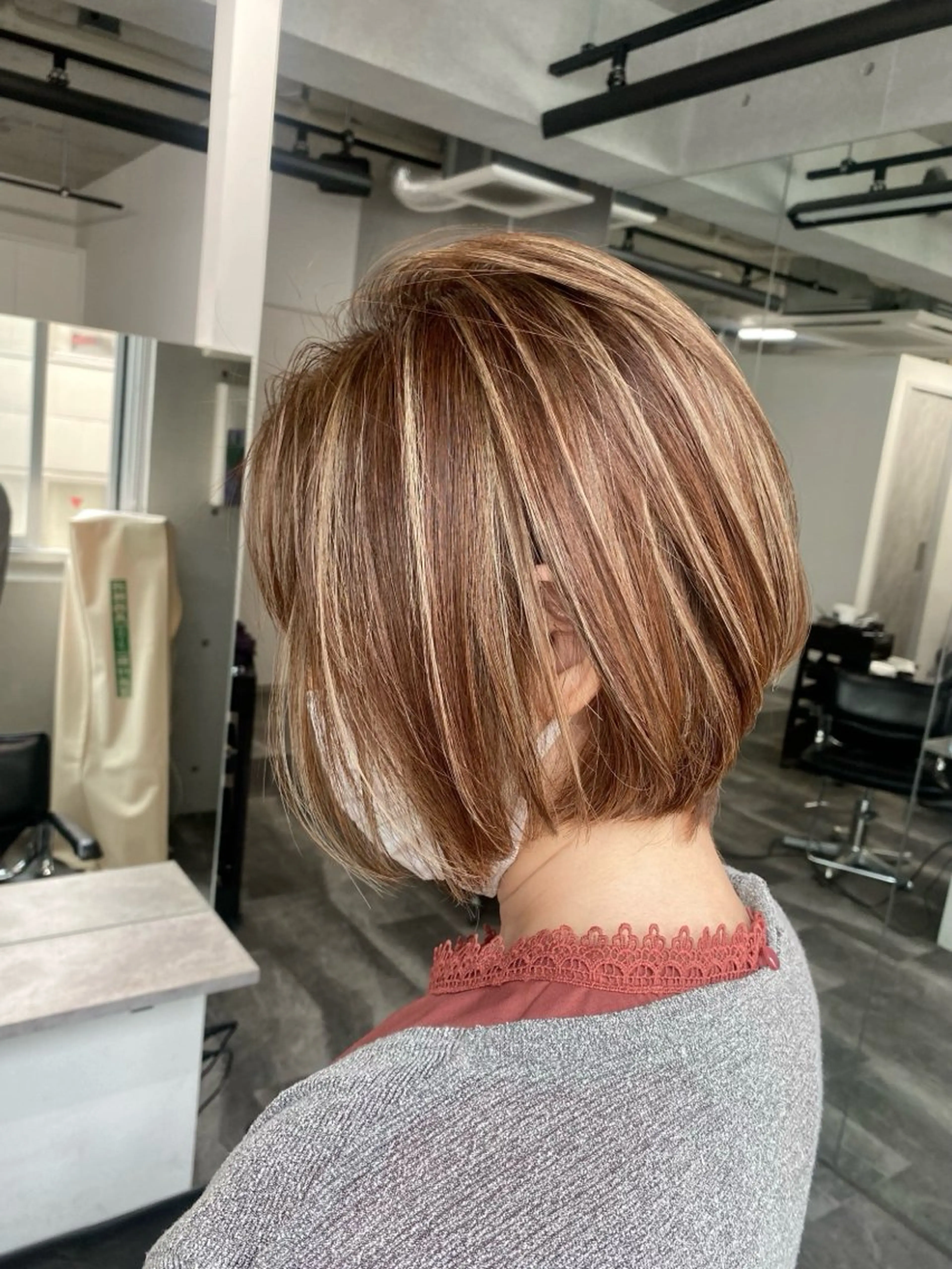 ショート カラー ブリーチ REDEAL ope.所属・きったん／ハイライト レイヤーカットのヘアスタイル