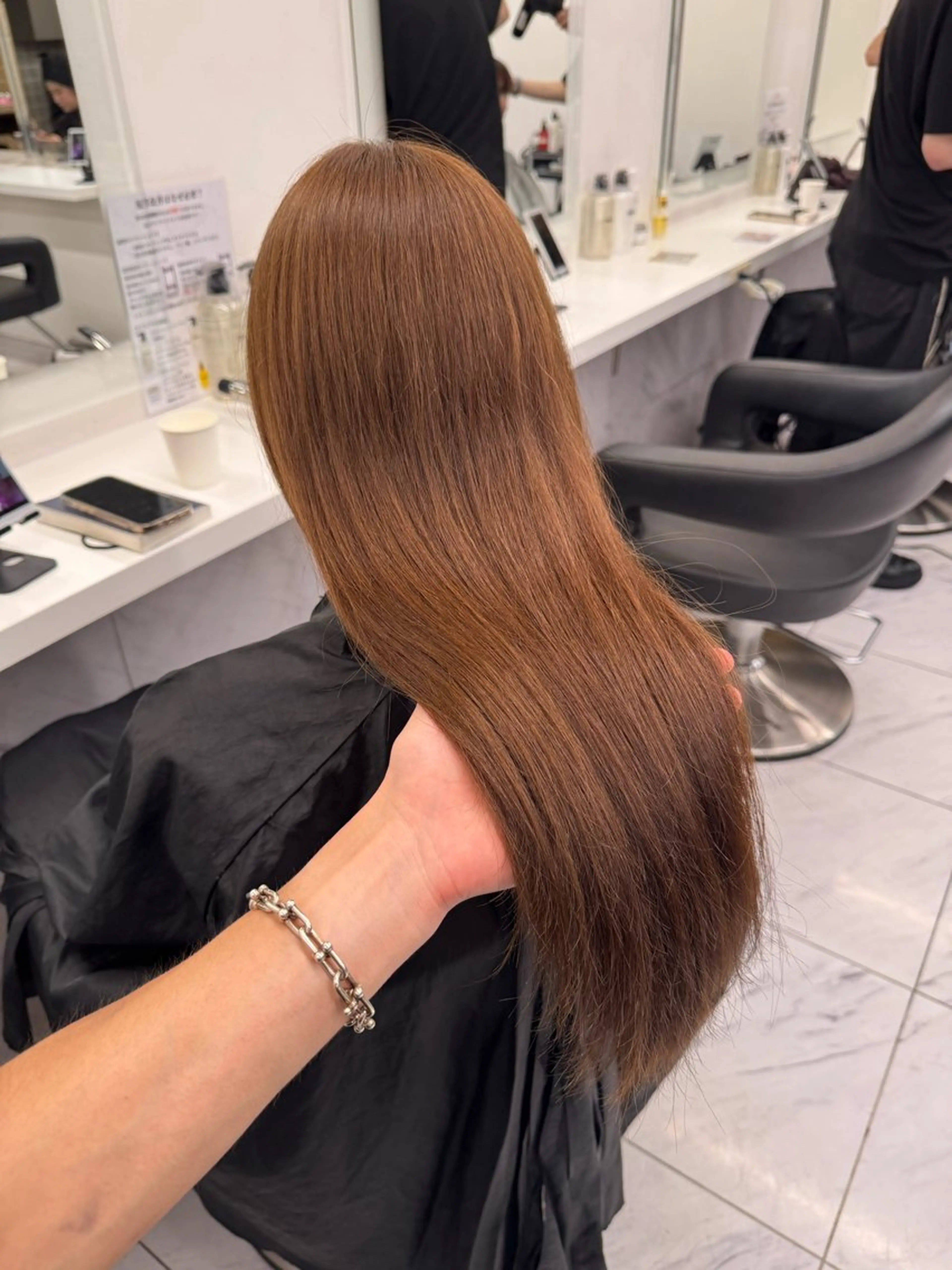 ミディアム カラー ヘアアレンジ ベージュカラー ブリーチ ミルクティーベージュ ブリーチなしカラー ヘアカラー トリートメント ヘッドスパ ヘアセット 顔まわりカット の達人のヘアスタイル