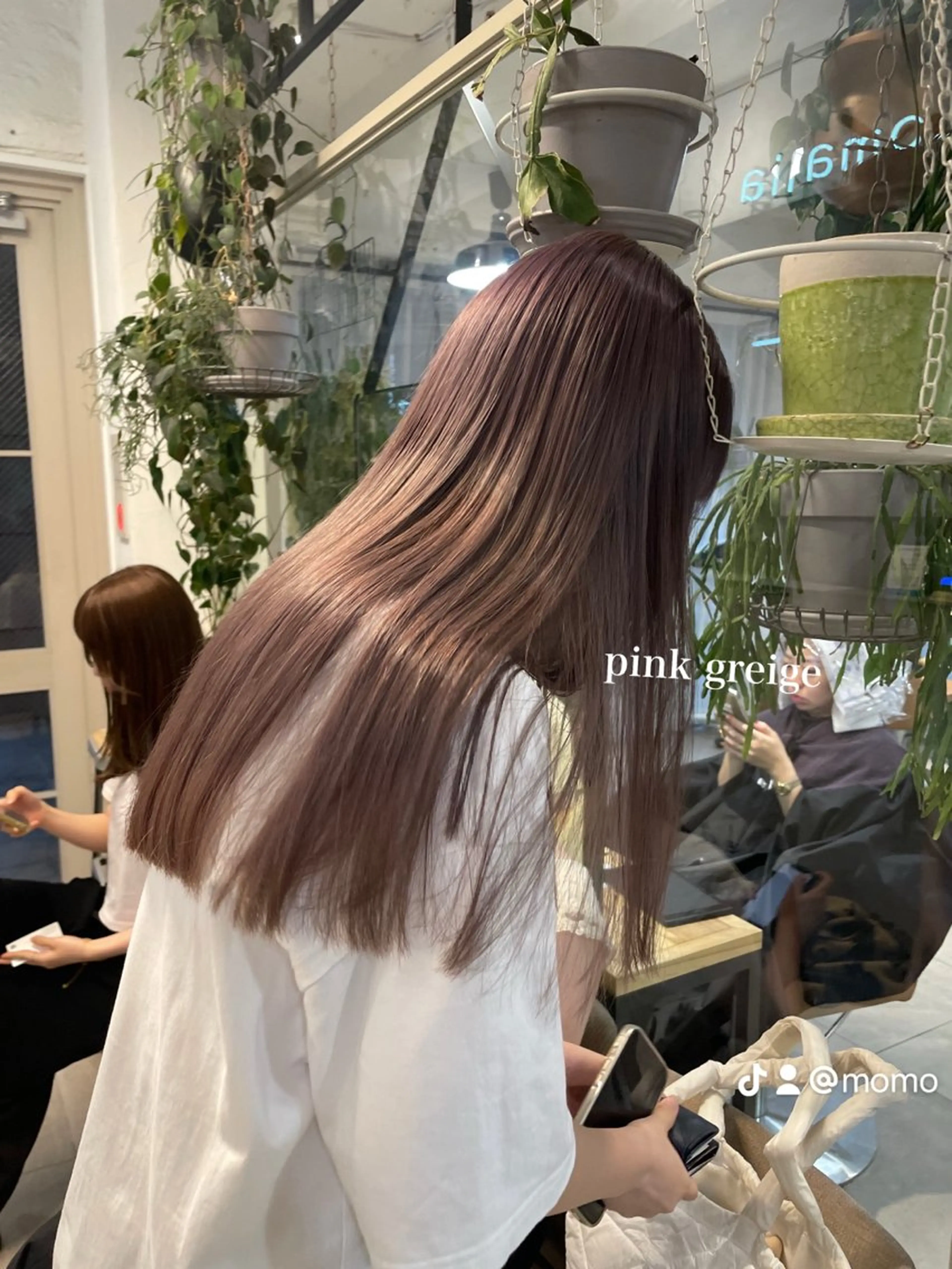 ロング カラー ミルクティー× グレージュMOMOのヘアスタイル