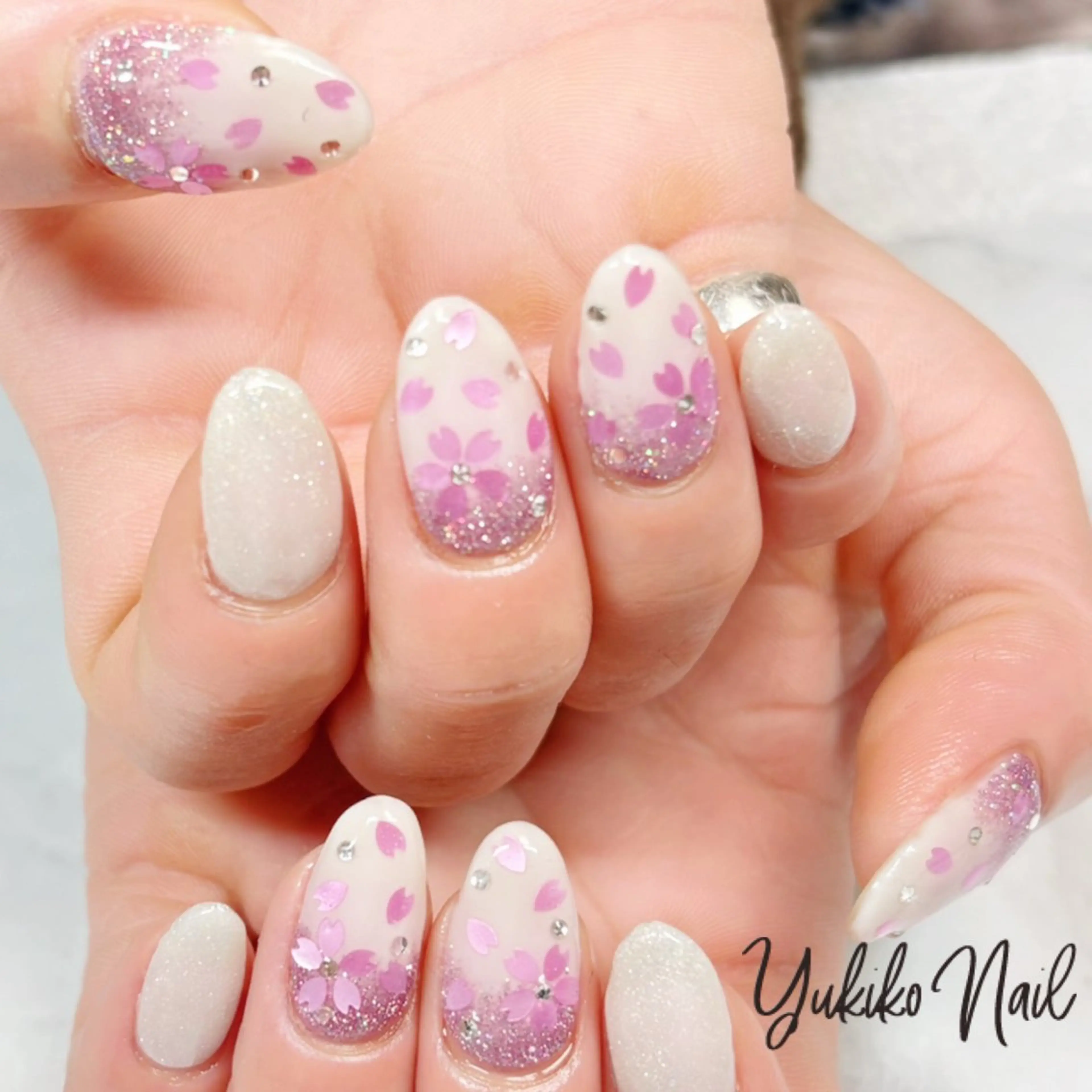 ネイル 桜ネイル フラワーネイル グラデーション ホログラムネイル キラキラネイル ハンドネイル ユキコ ネイルのネイルデザイン
