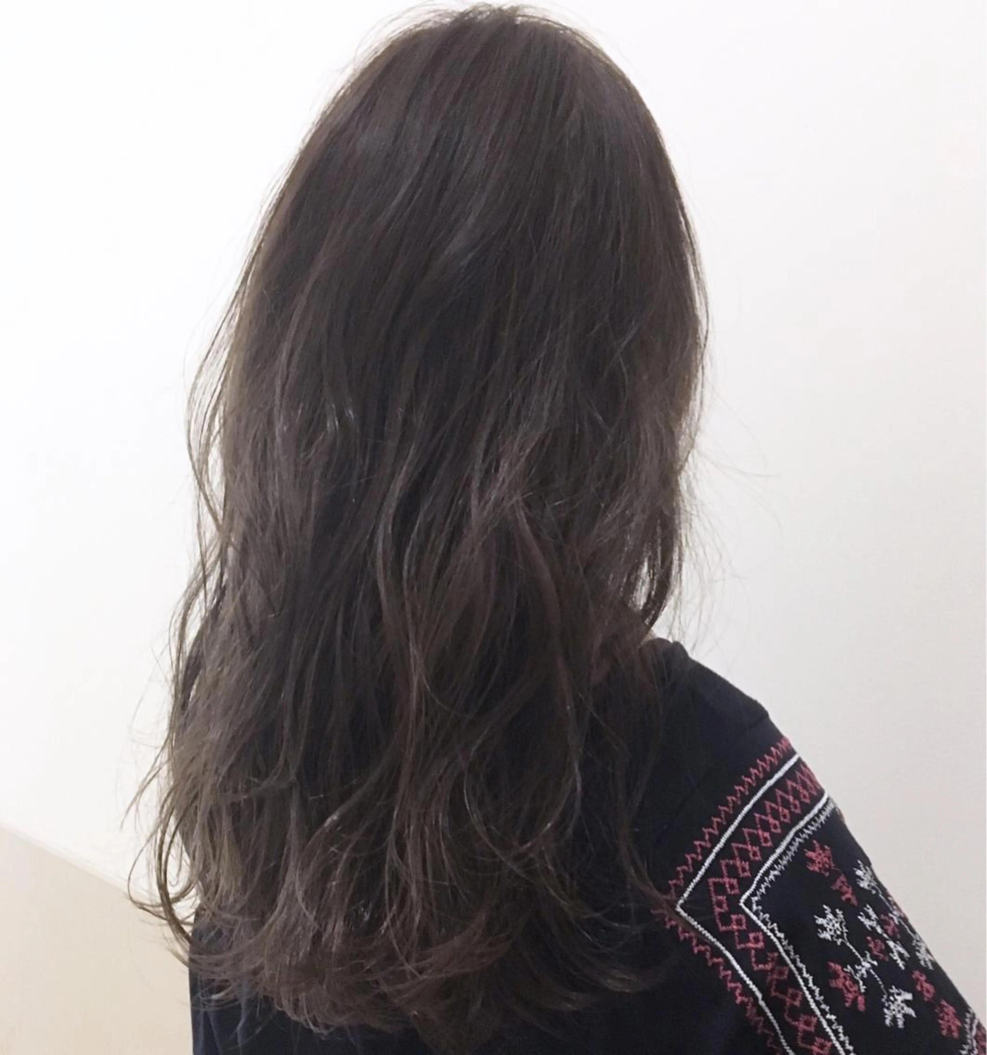 セミロング アッシュ ブリーチなしダブル/ レイヤーカット 小棹のヘアスタイル