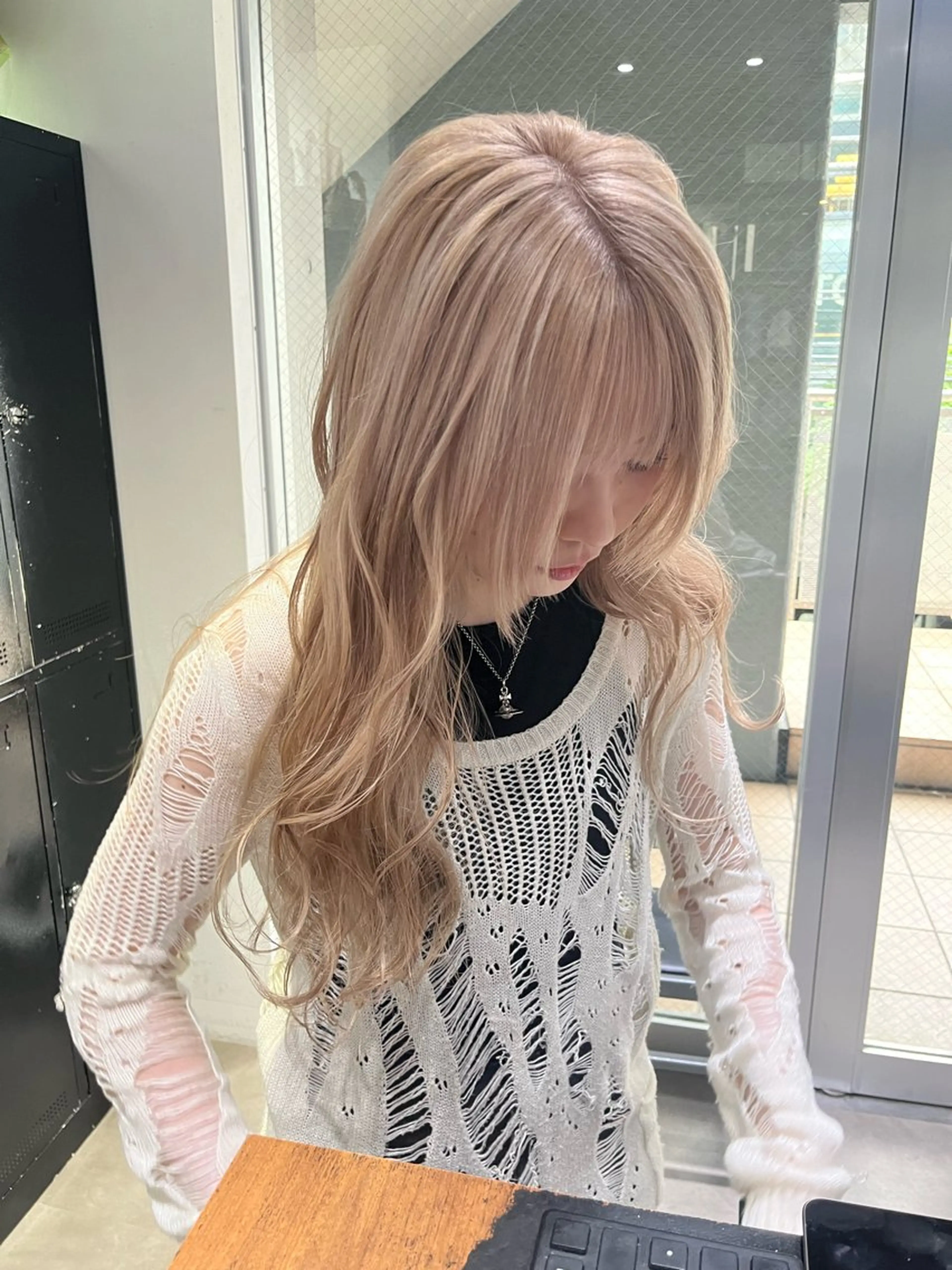 ロング カラー ベージュカラー ブロンド ブロンドベージュ ミルクティーベージュ ホワイトベージュ ヘアカラー トリートメント ミルクティーベージュ ブリーチ 店長 清水のヘアスタイル