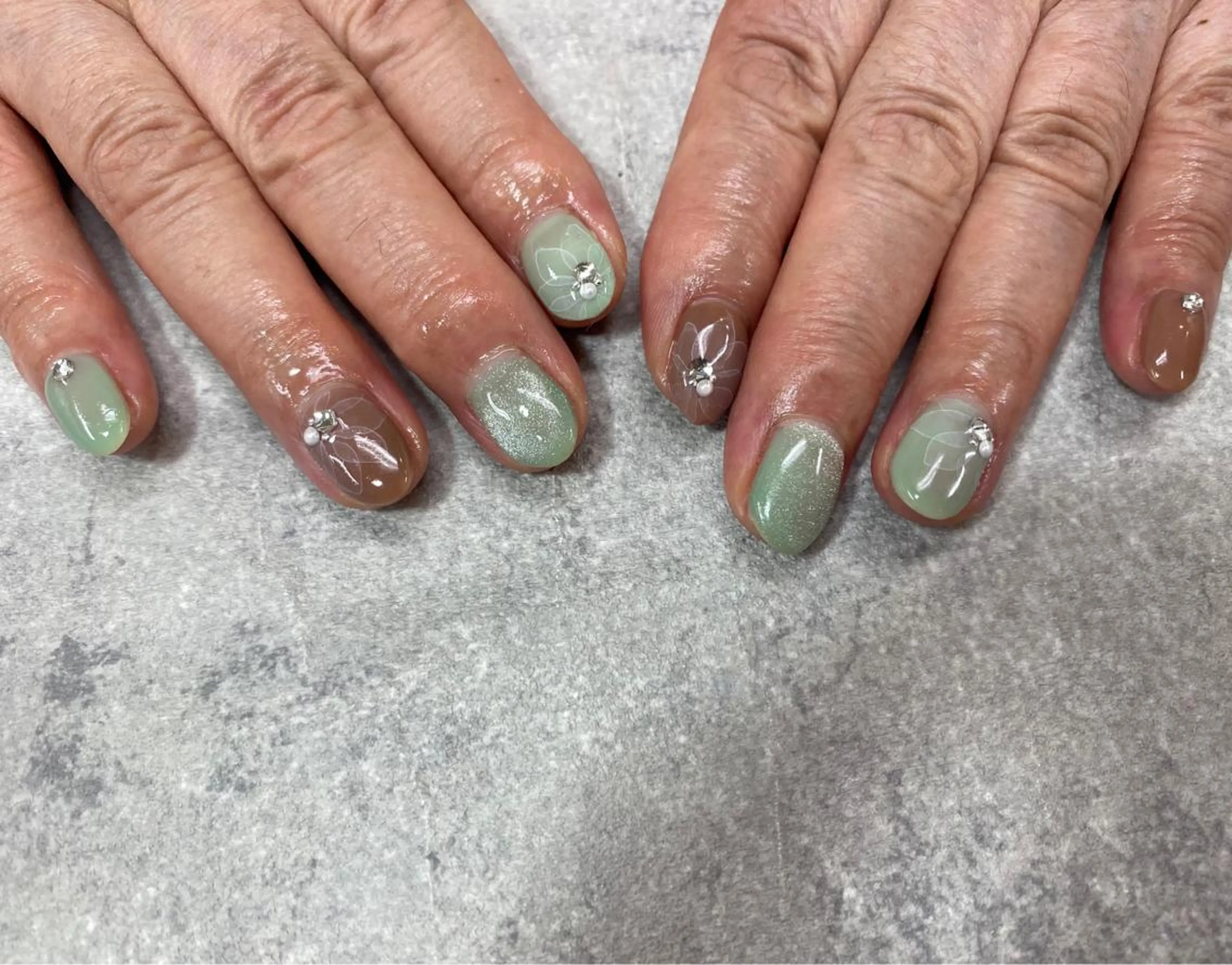 ネイル アートネイル ブラウン フラワーネイル フレンチネイル ジェルネイル FASTNAIL PLUS 新宿店のネイルデザイン