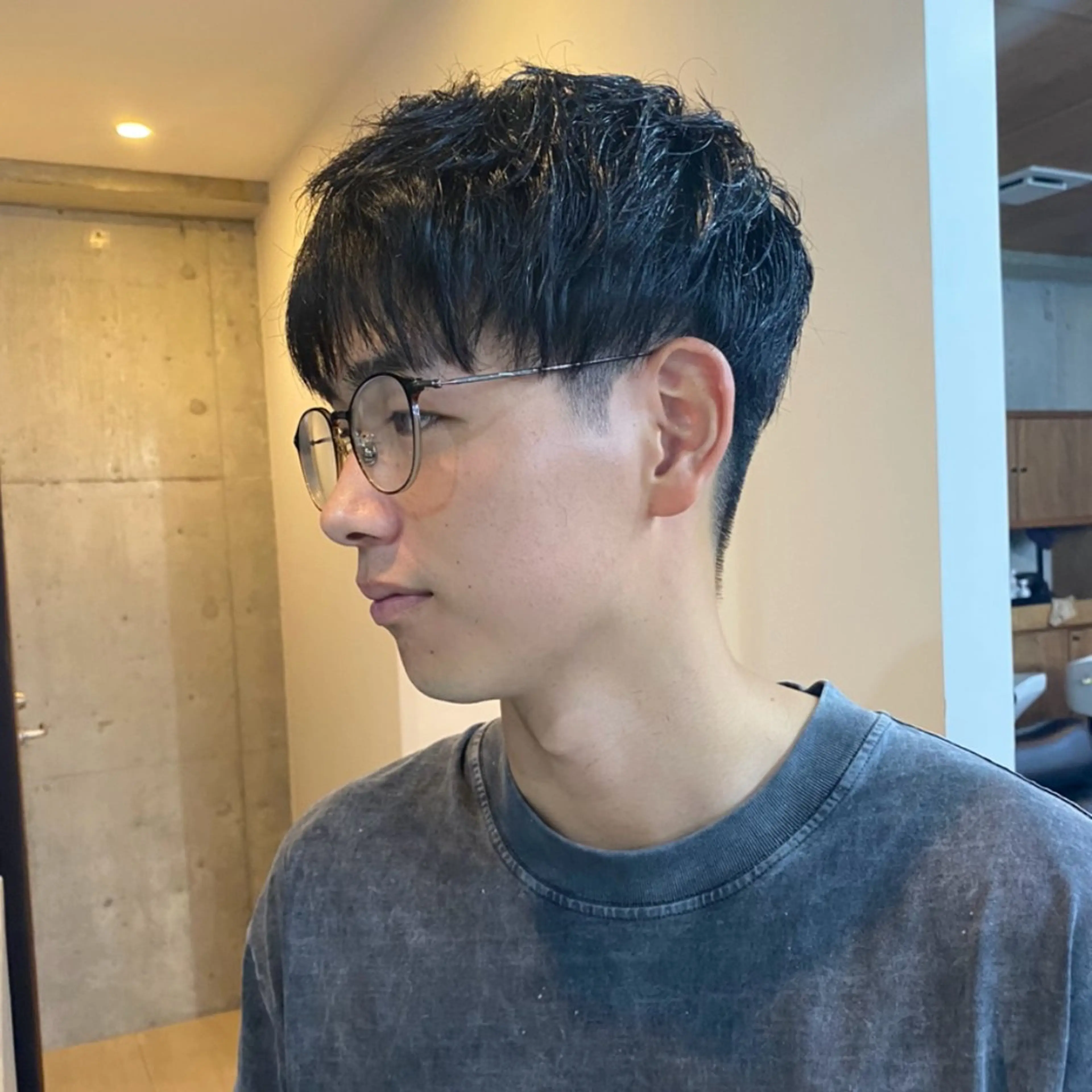 ショート メンズ マッシュ メンズショート 刈り上げ ショートヘア センターパート/ニ ュアンスパーマのヘアスタイル