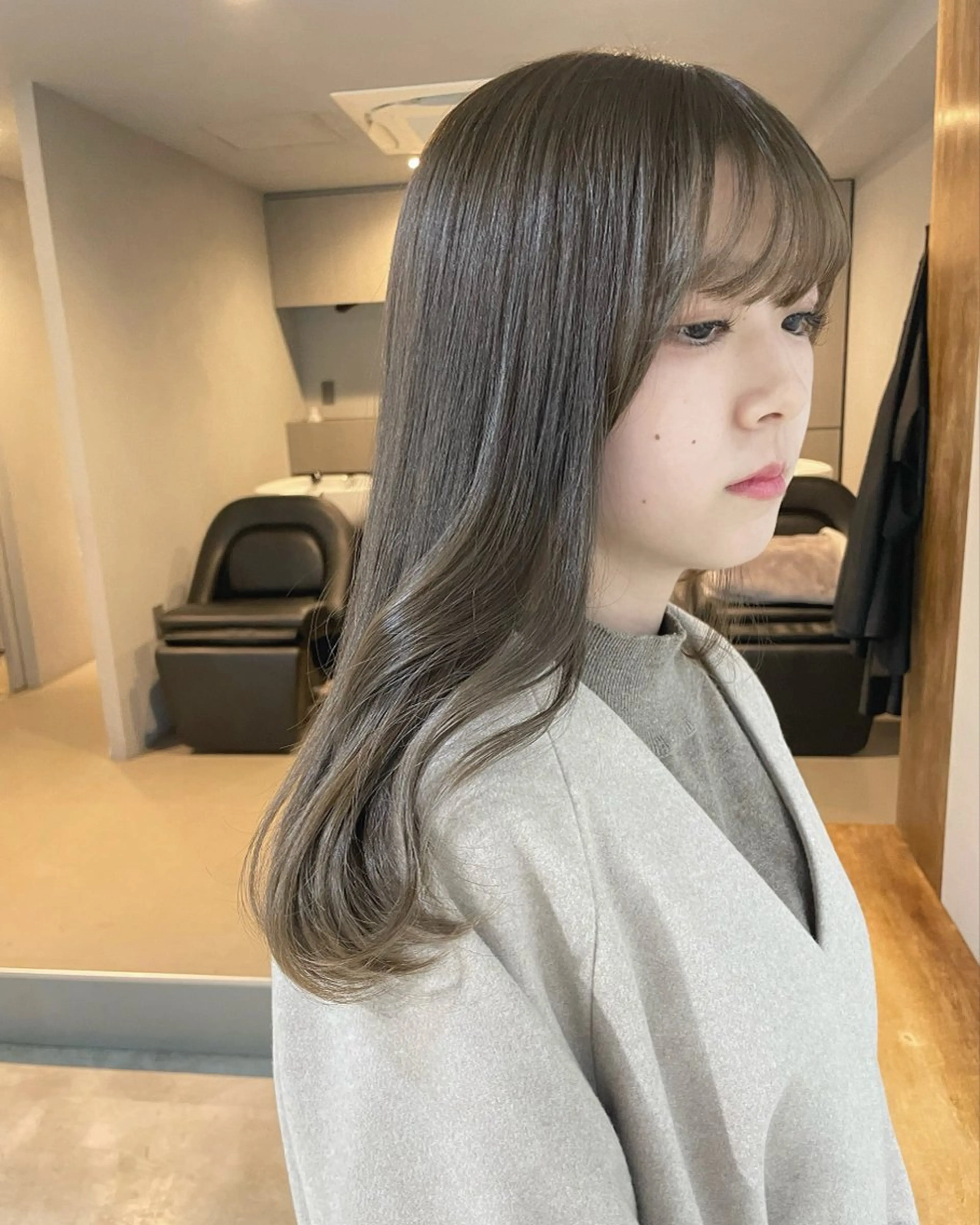 セミロング カラー ベージュカラー ブリーチ 透明感カラー ダブルカラー ブリーチなしカラー カット ヘアカラー トリートメント 【arc】Ruri コテ巻き風パーマのヘアスタイル