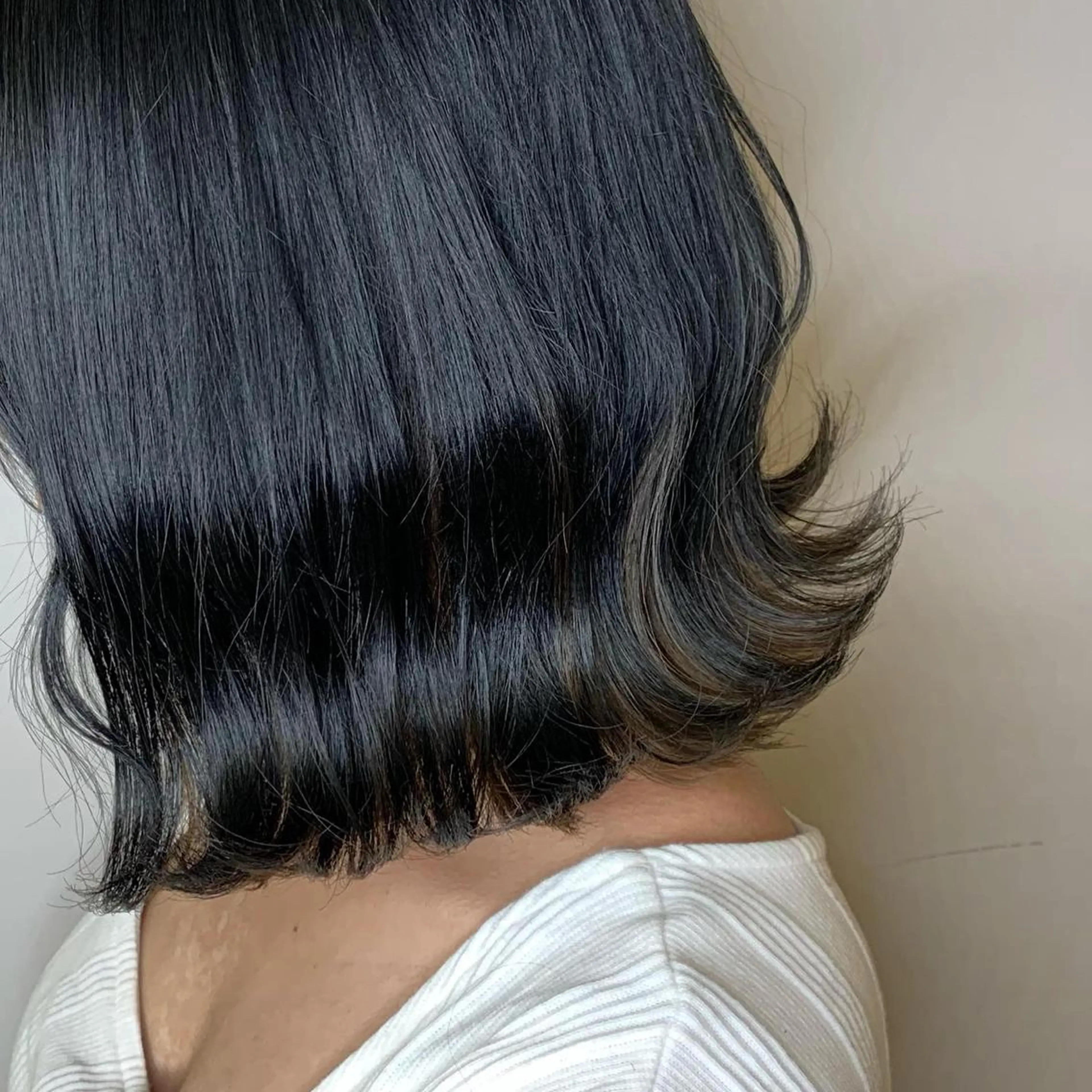 ミディアム カラー 小森 衣純のヘアスタイル