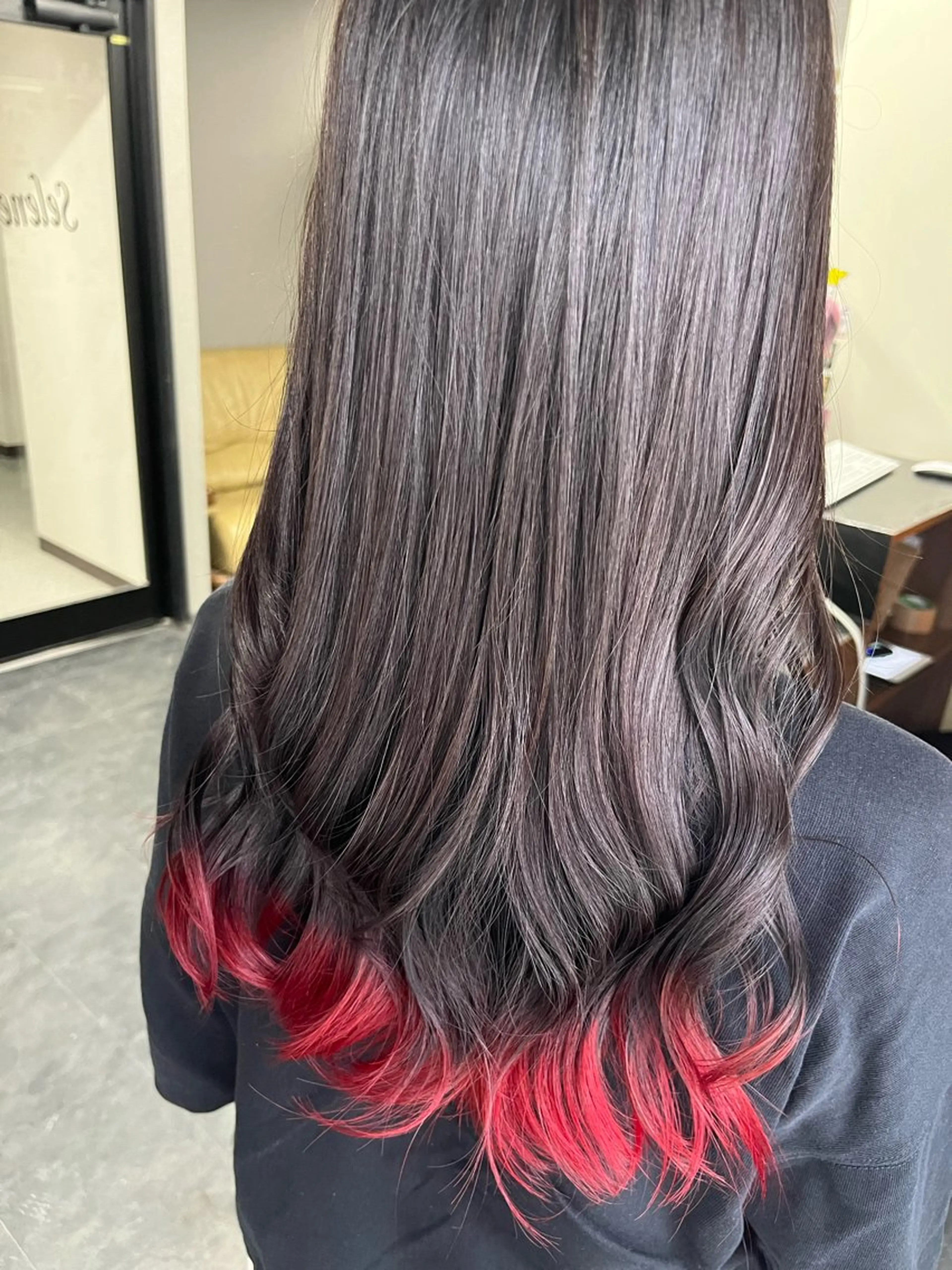 ポイントカラー🩵インナー、イヤリングカラー　裾カラーの写真