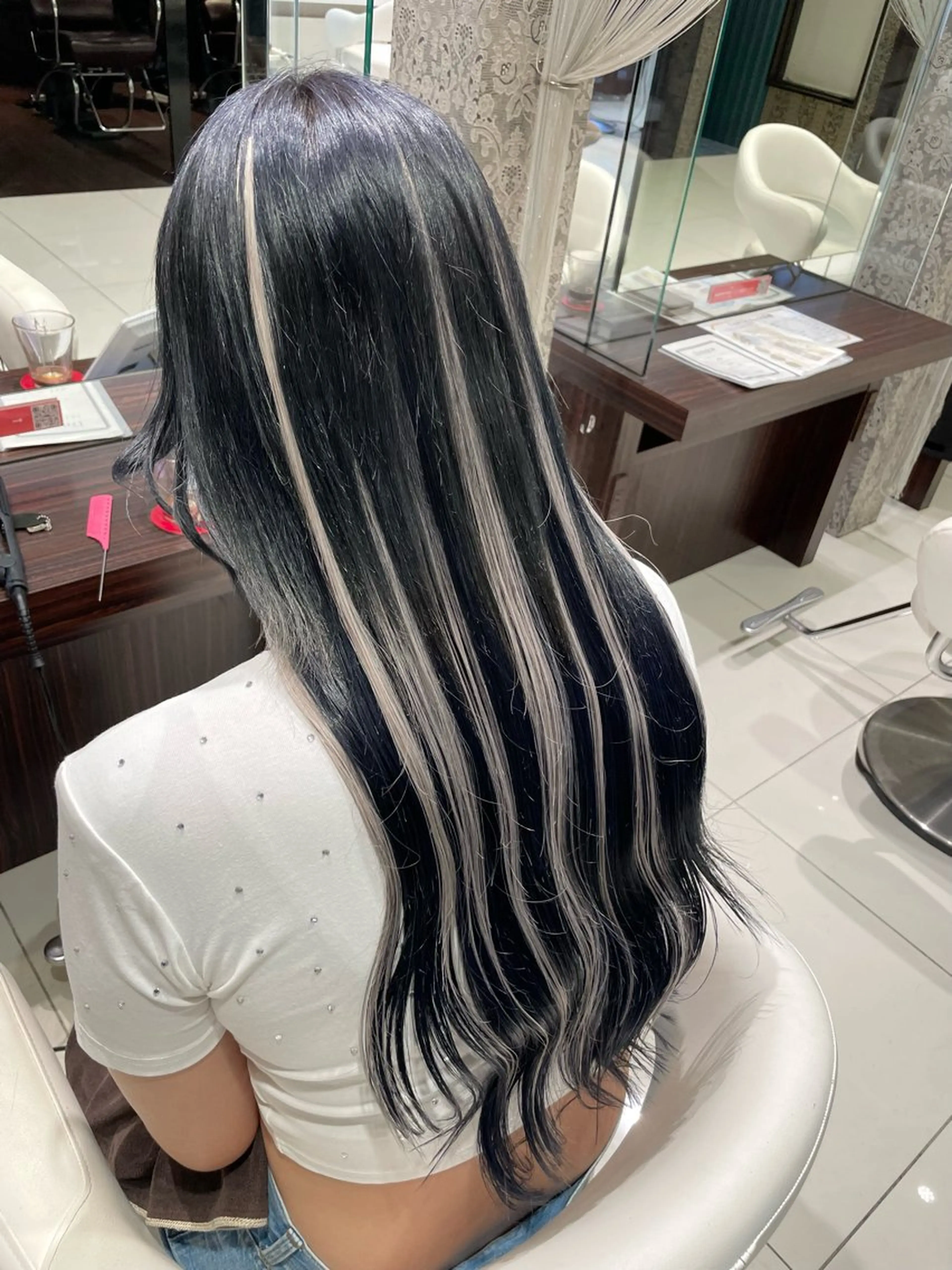 EARTH所属・NATSUMI 透明感カラーのヘアスタイル