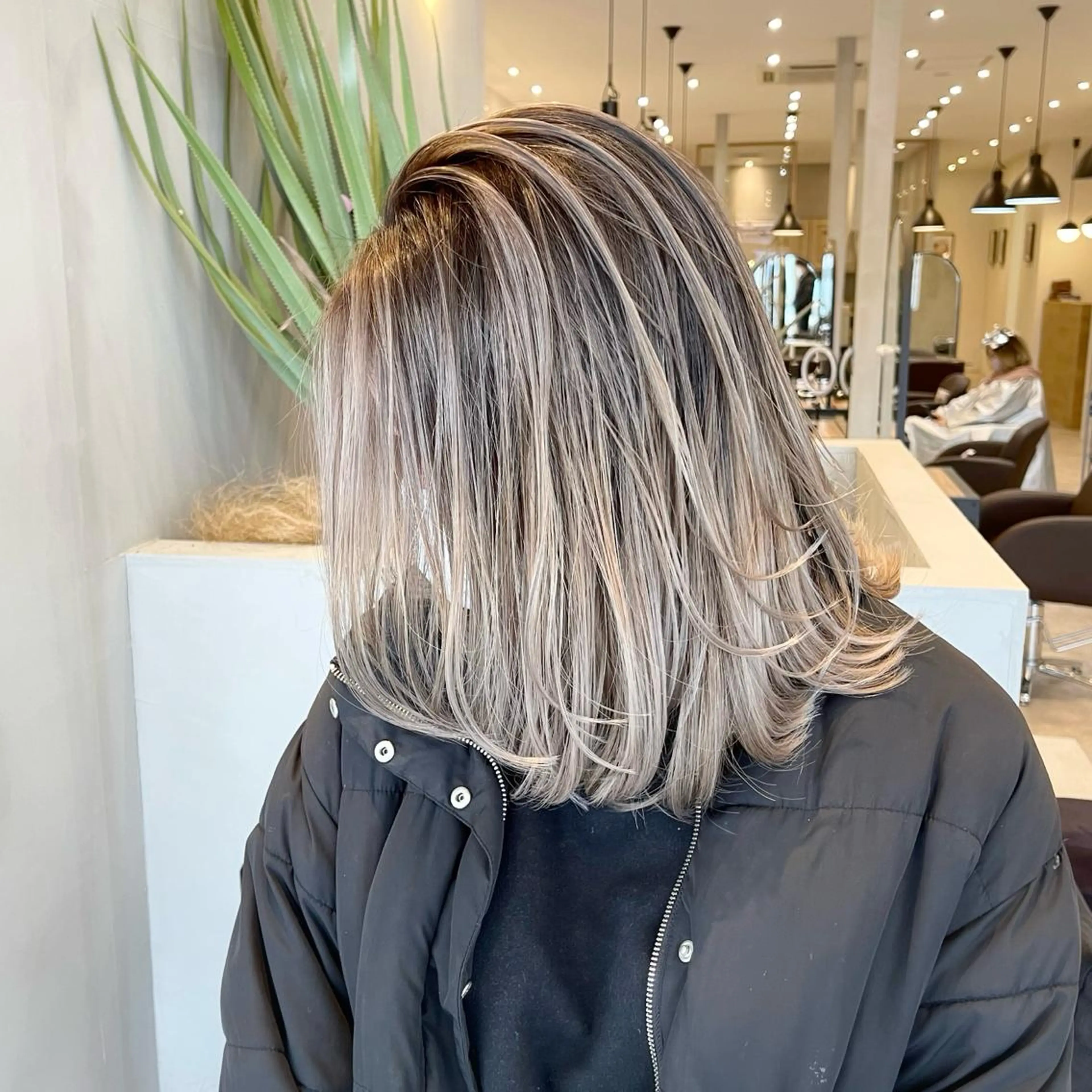 ミディアム カラー ヘアアレンジ バレイヤージュ デザインカラー ハイライトカラー 外国人風カラー ハイライト カット ヘアカラー トリートメント アンドウ ユウ/ レイヤーカット/韓国のヘアスタイル