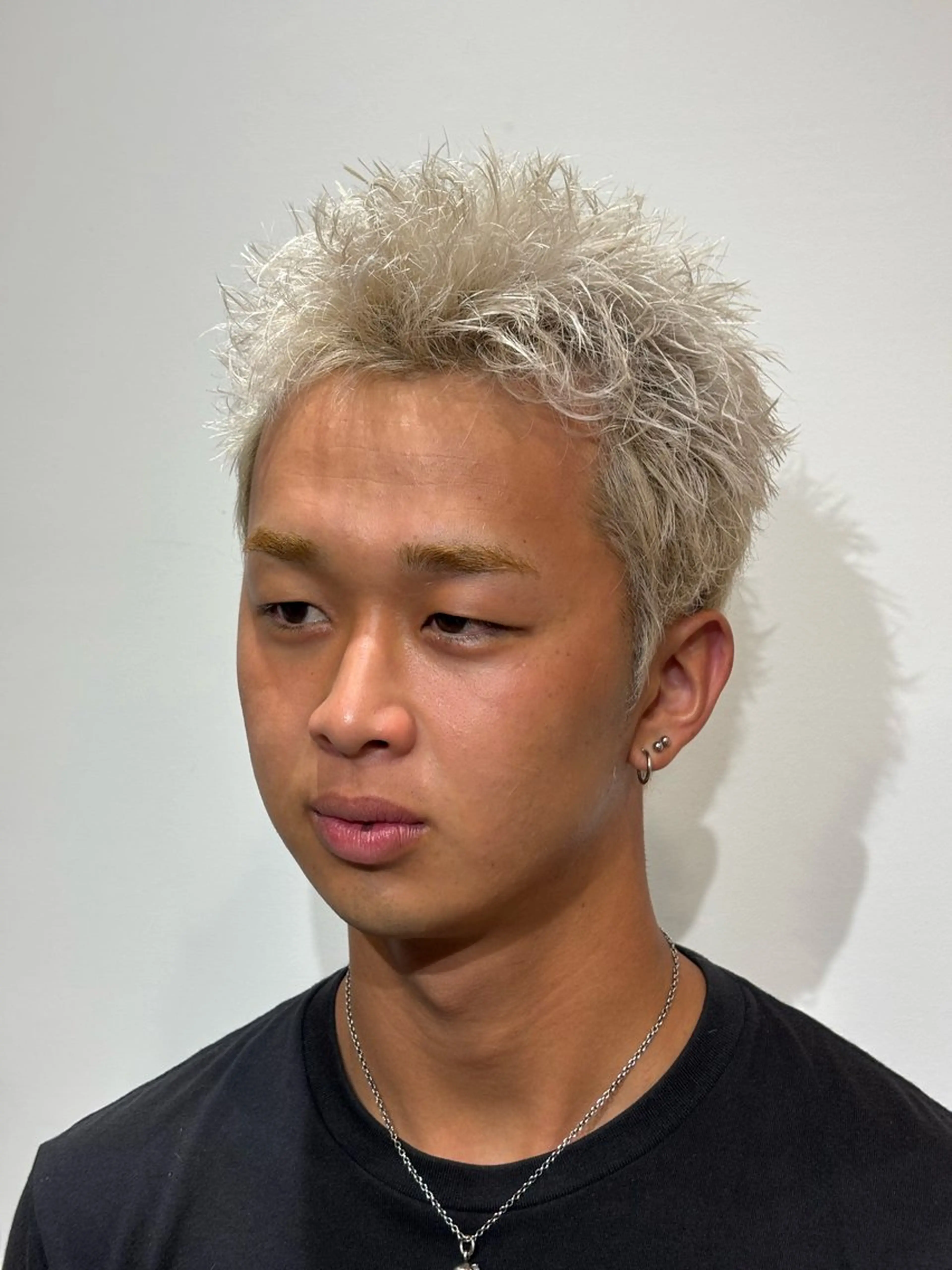 ショート カラー メンズ アップバング メンズハイトーン メンズショート スパイキーショート ハイトーンカラー カット ヘアカラー トリートメント 【店長】メンズ職人 短髪　ハイトーン🔥のヘアスタイル