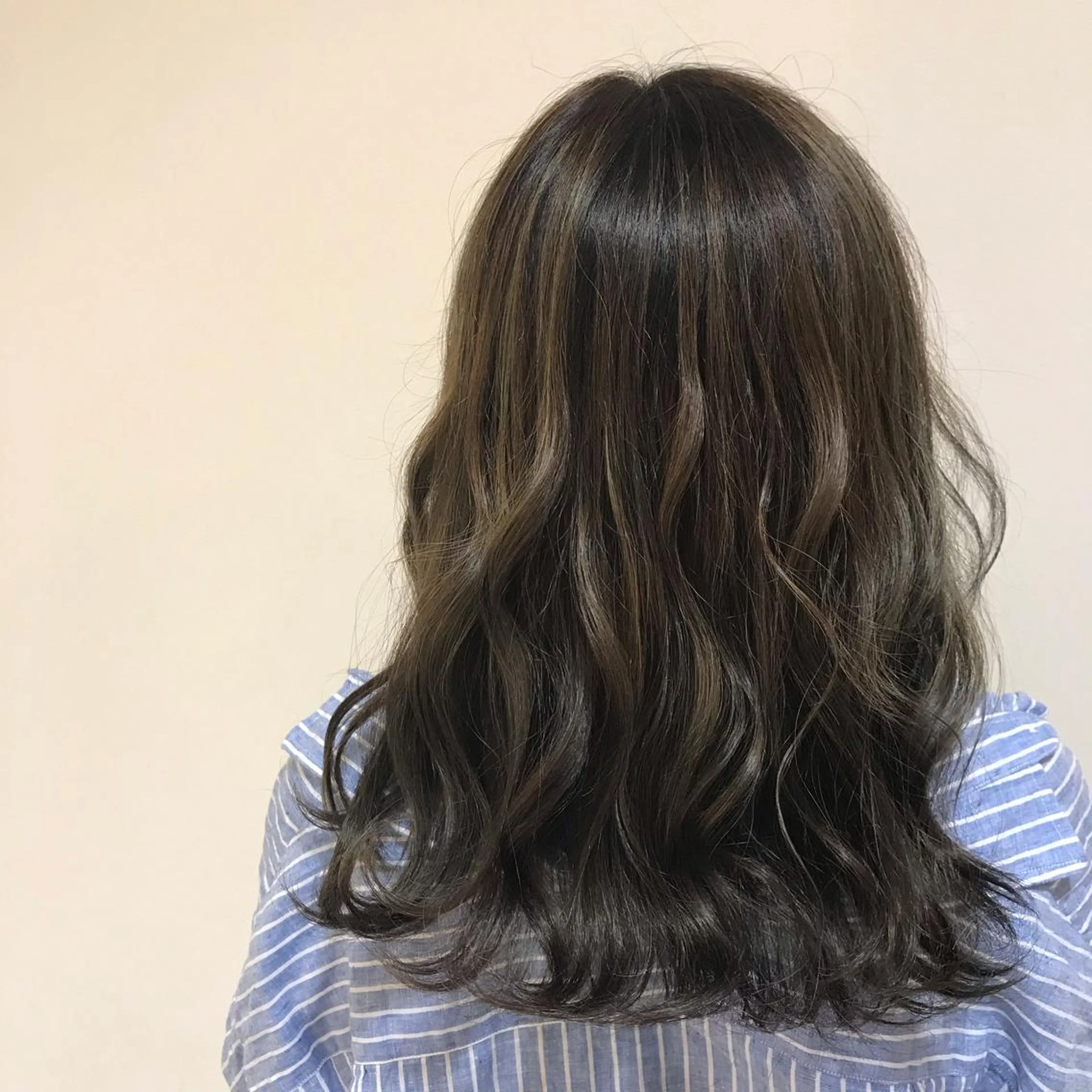 ミディアム 長井 麻帆のヘアスタイル